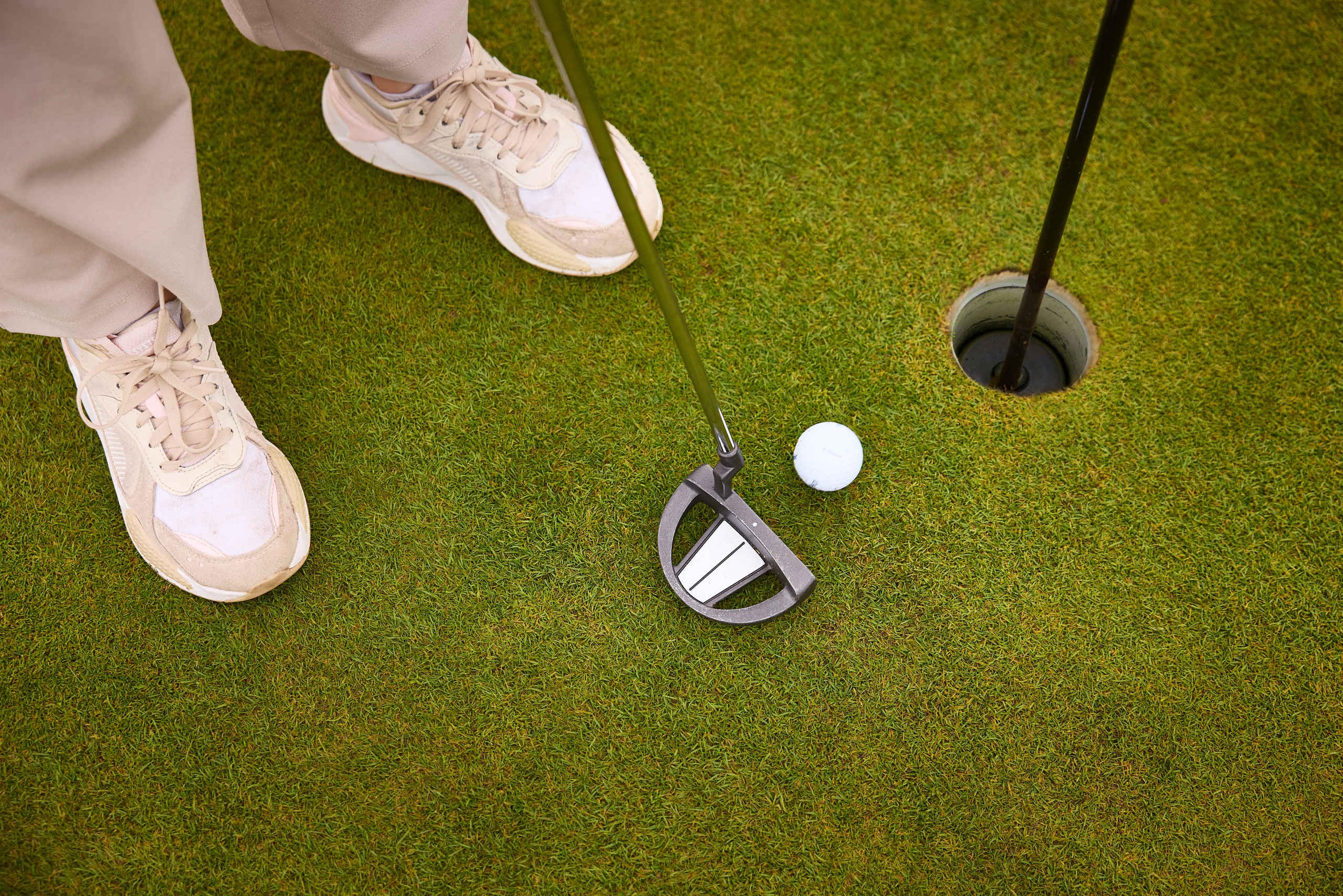 Bal putten op de putting green bij Golf De Gulbergen