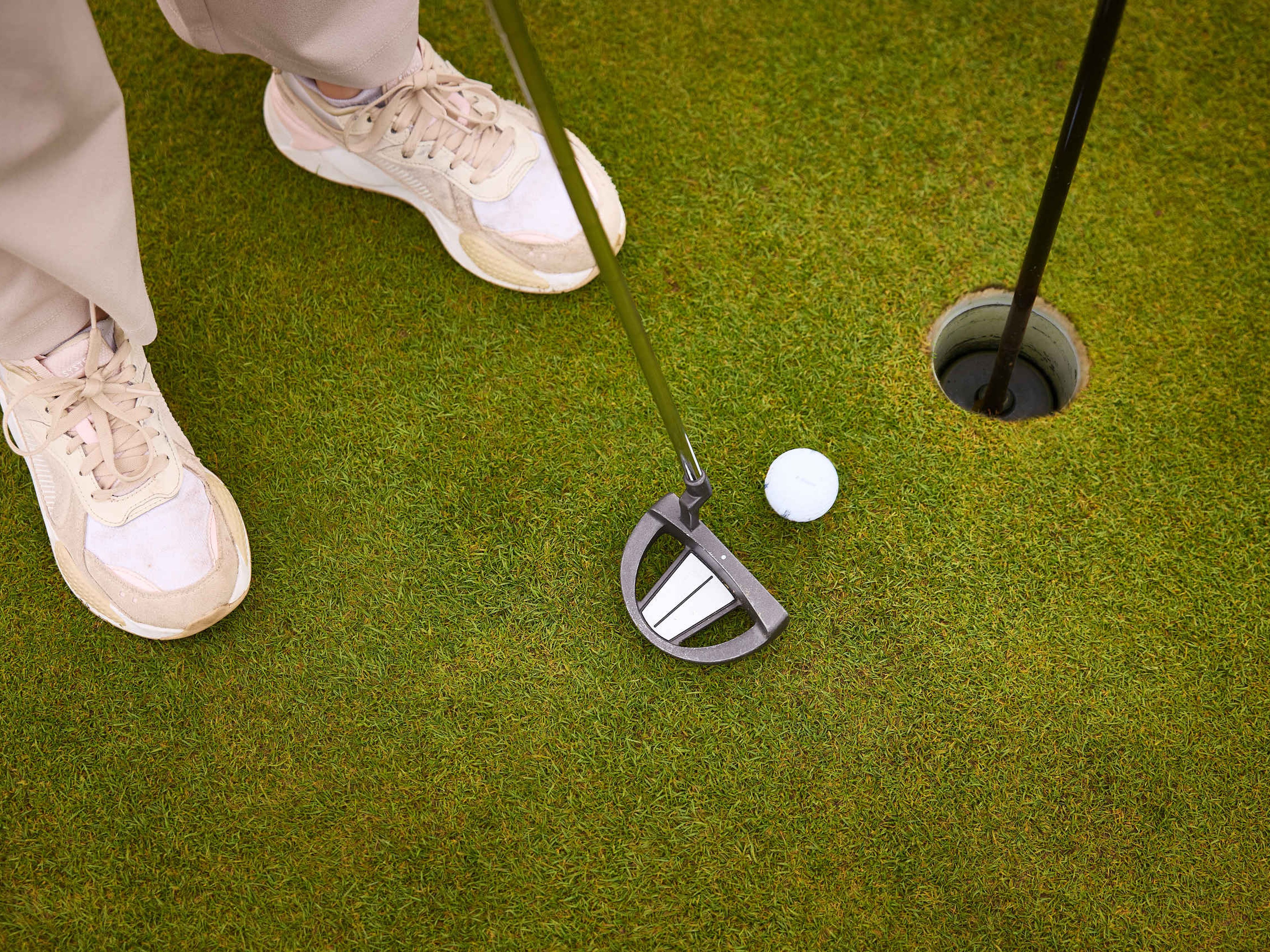 Bal putten op de putting green bij Golf De Gulbergen