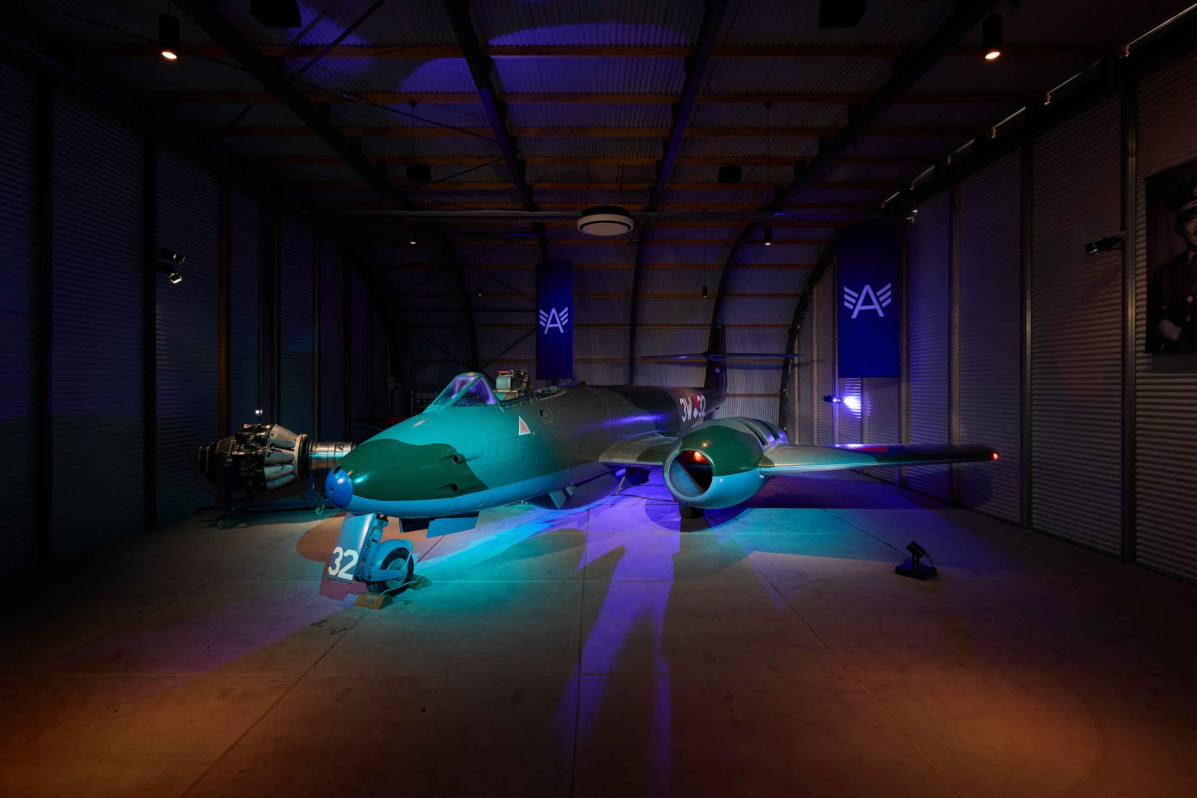 Ruimte met een straaljager tijdens de straaljagerexpositie in Luchtvaartmuseum Aviodrome