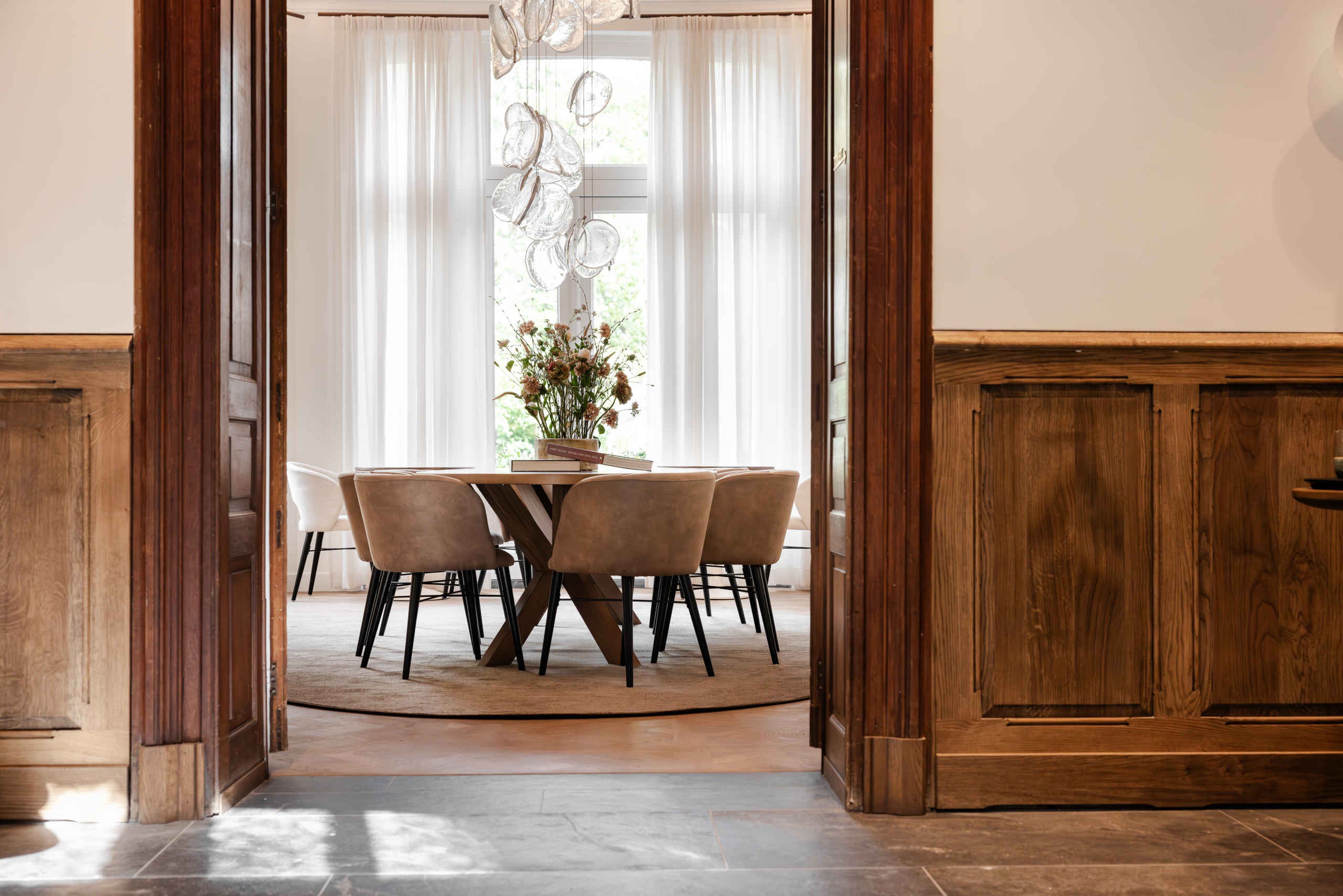 Inkijk in de Hofkamer in Kasteel Steenenburg