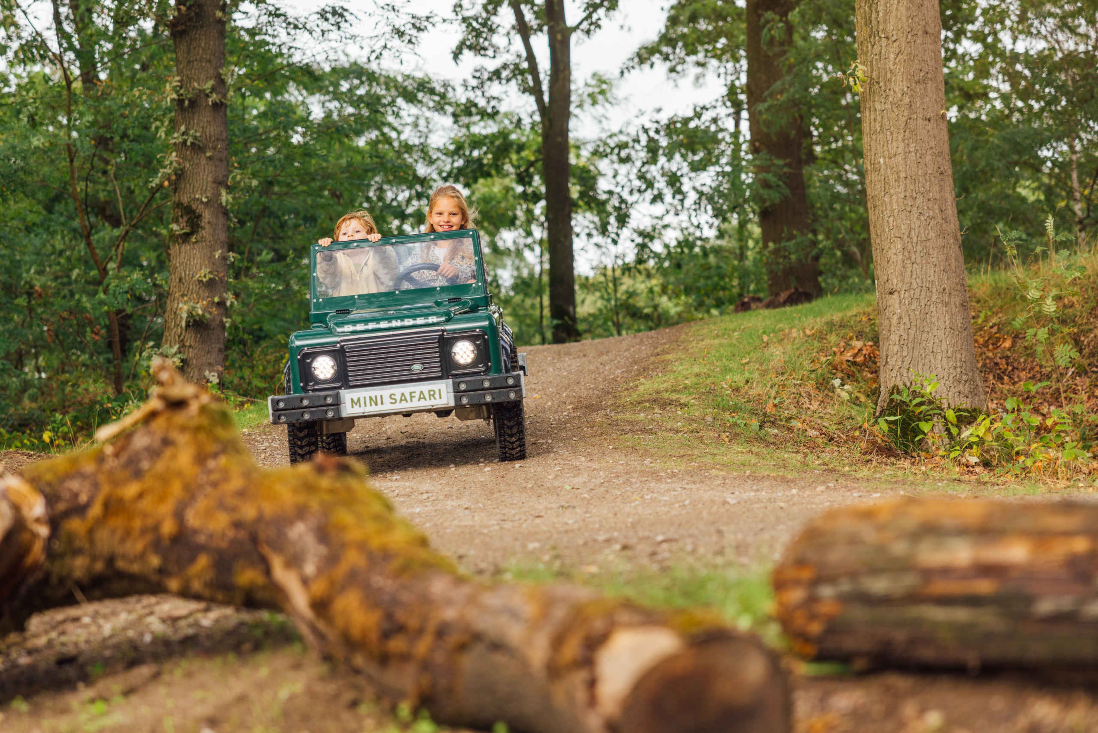 Kinderen in de jeep tijdens de Mini Safari bij Safari Hotel Beekse Bergen