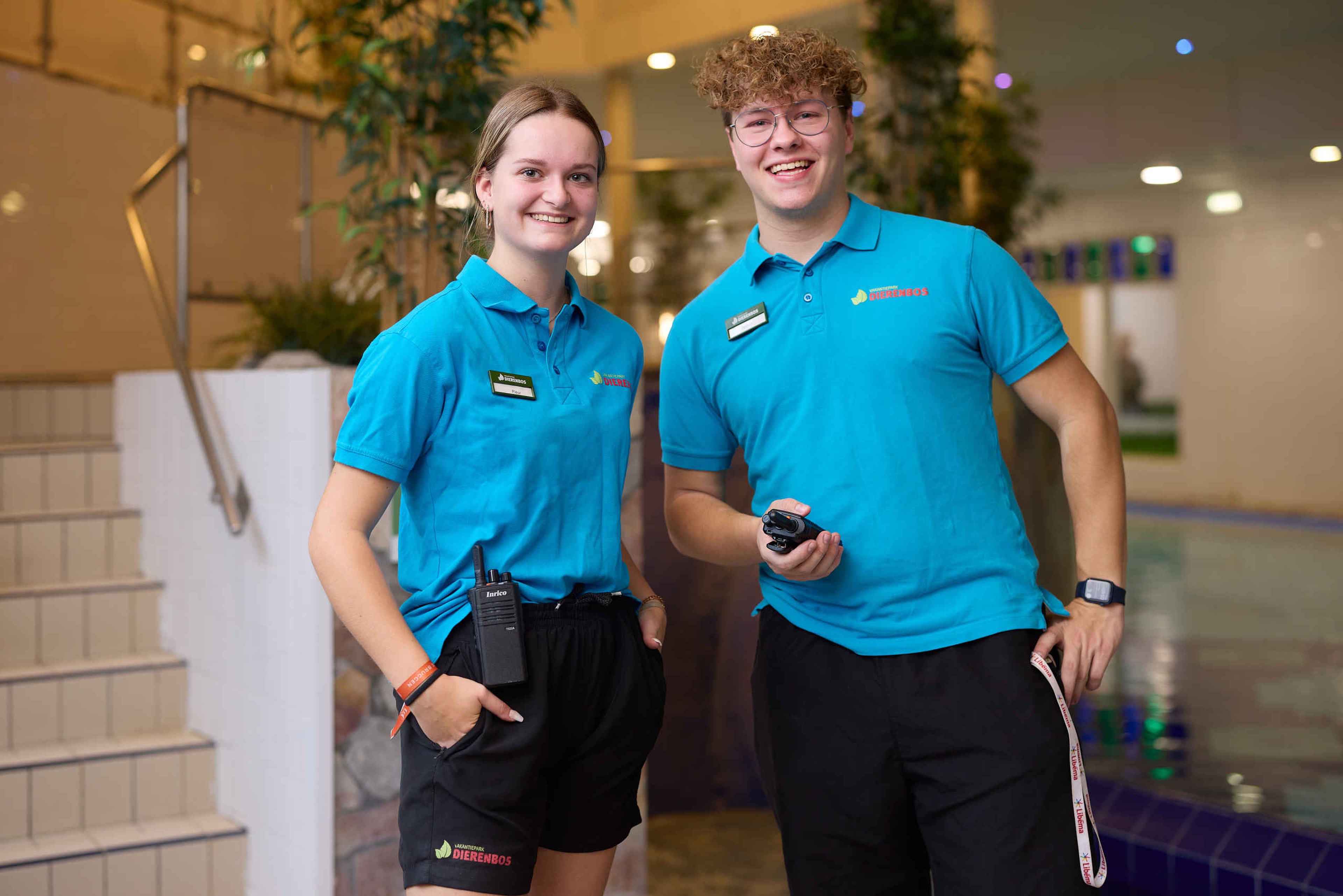 Twee medewerkers van het zwembad bij Vakantiepark Dierenbos