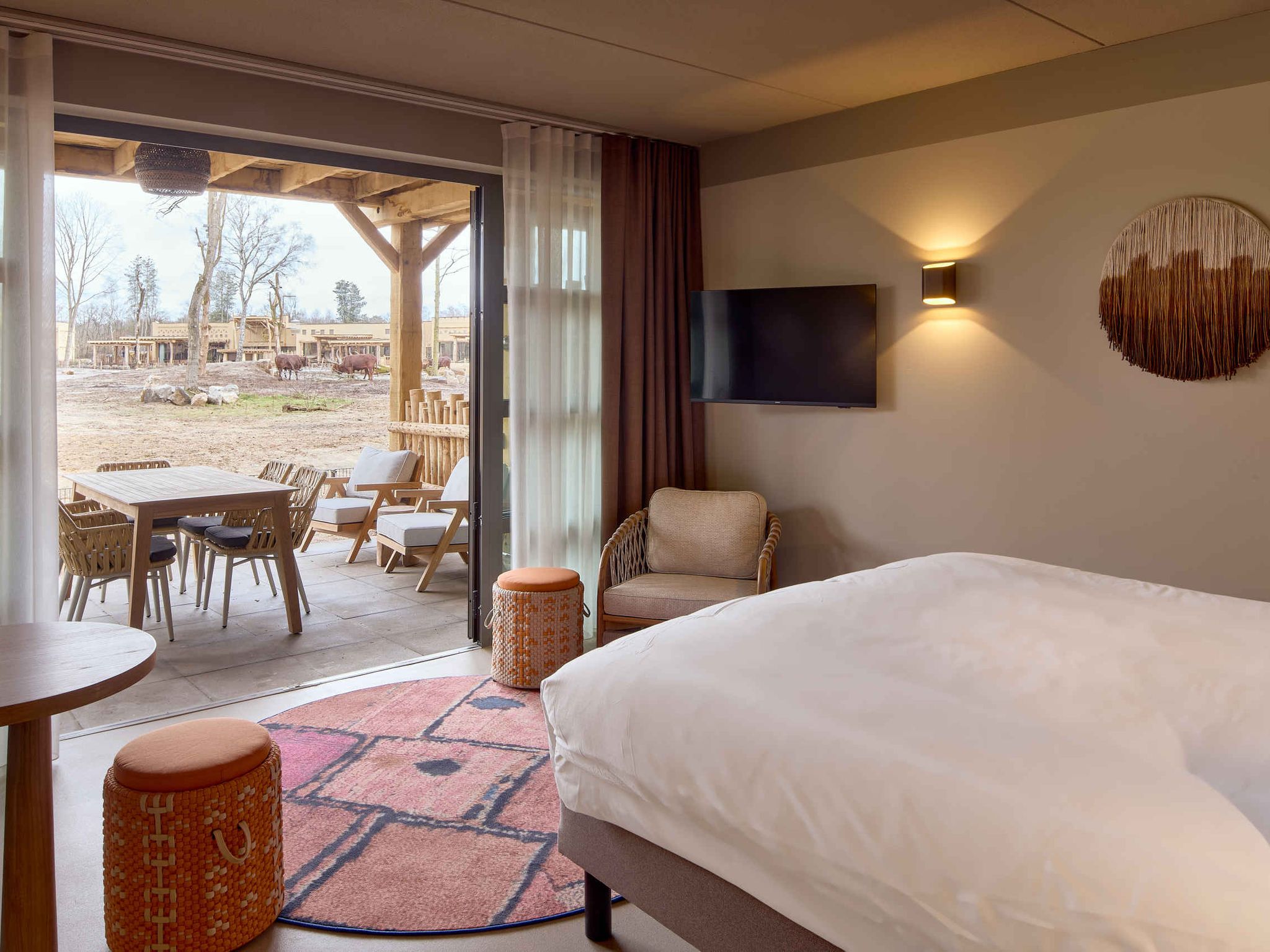 Uitzicht vanuit de Savanne Room op Safari Hotel Beekse Bergen