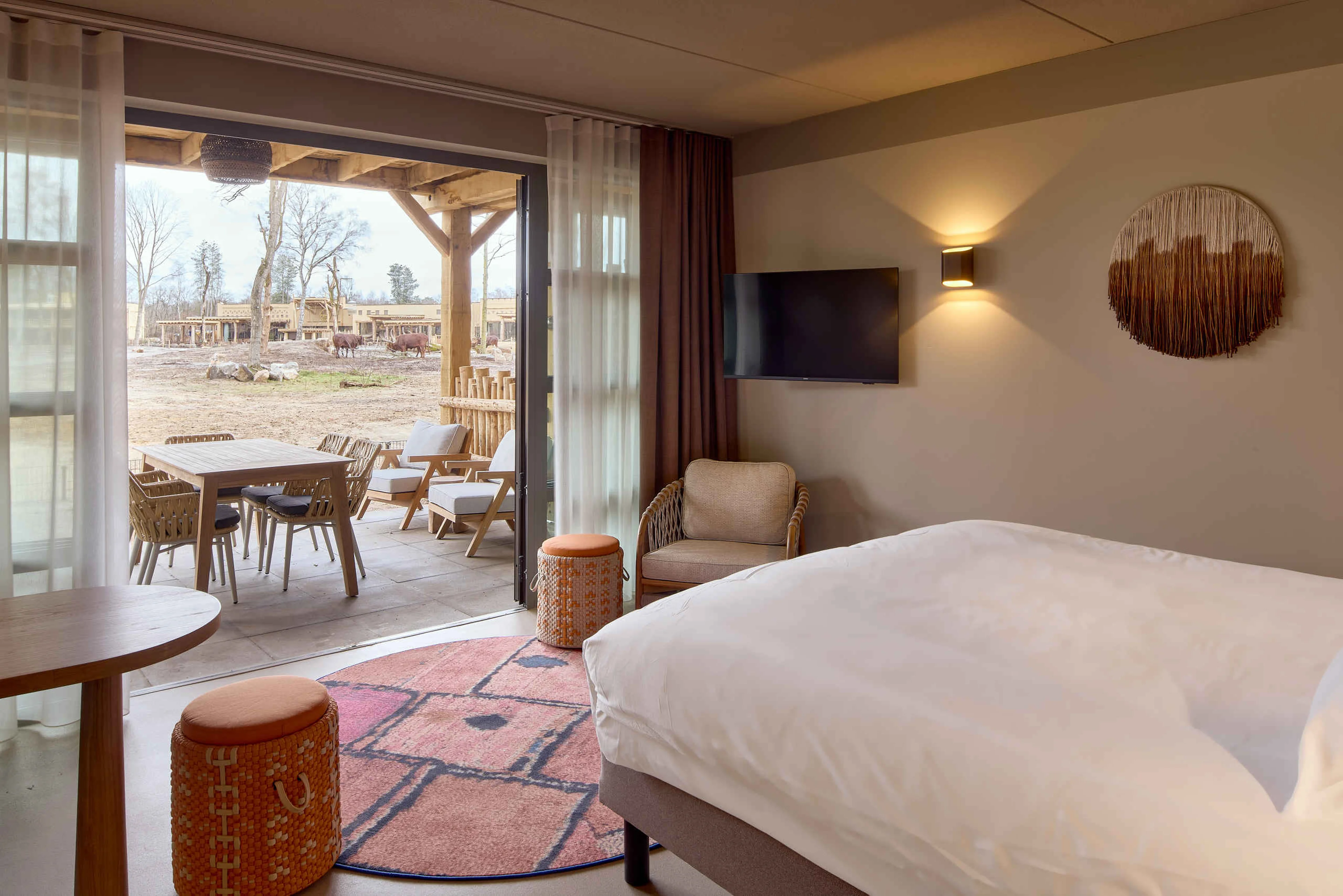 Uitzicht vanuit de Savanne Room op Safari Hotel Beekse Bergen