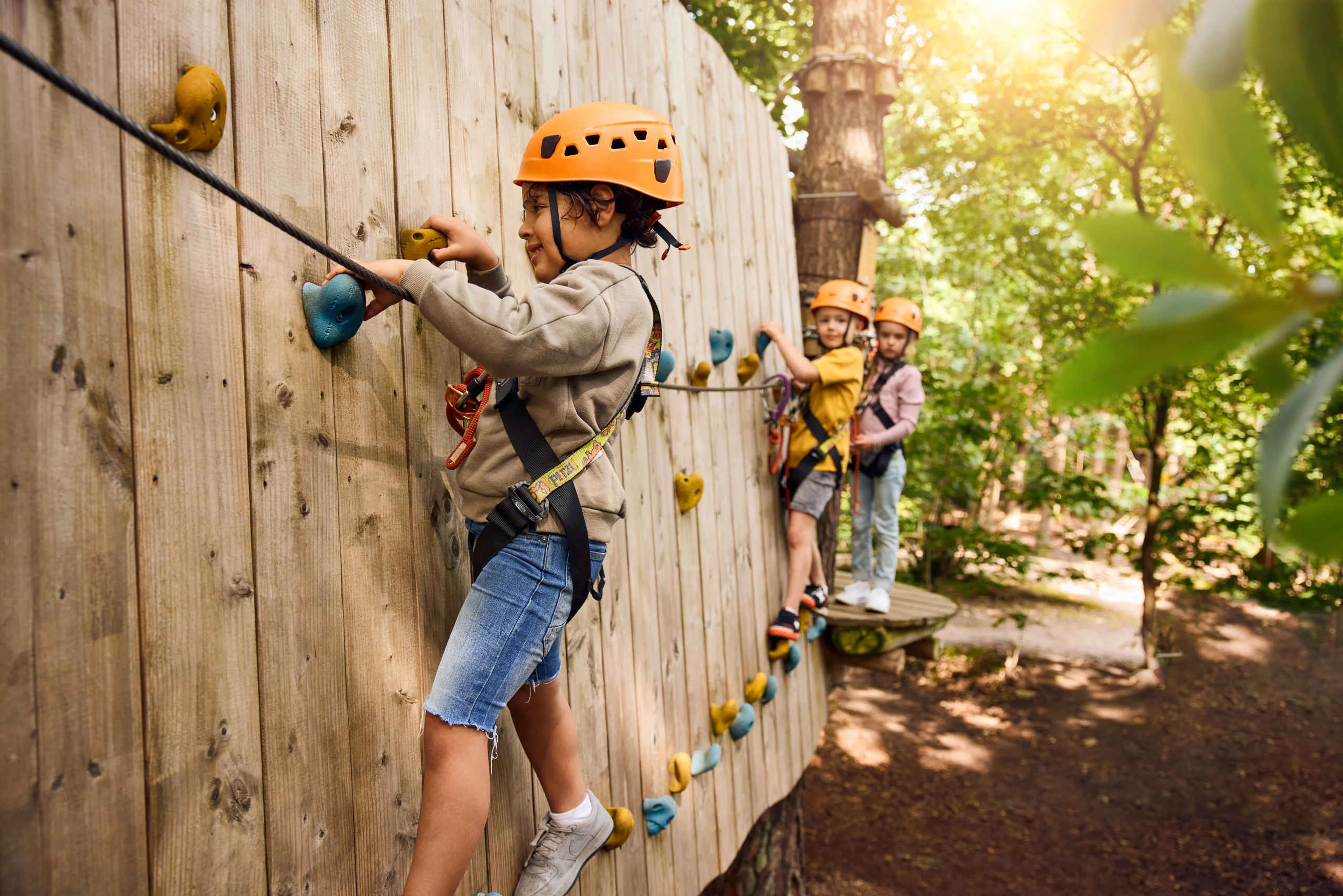 Drie kinderen klimmen op het Pico Parcours bij Klimrijk Brabant.