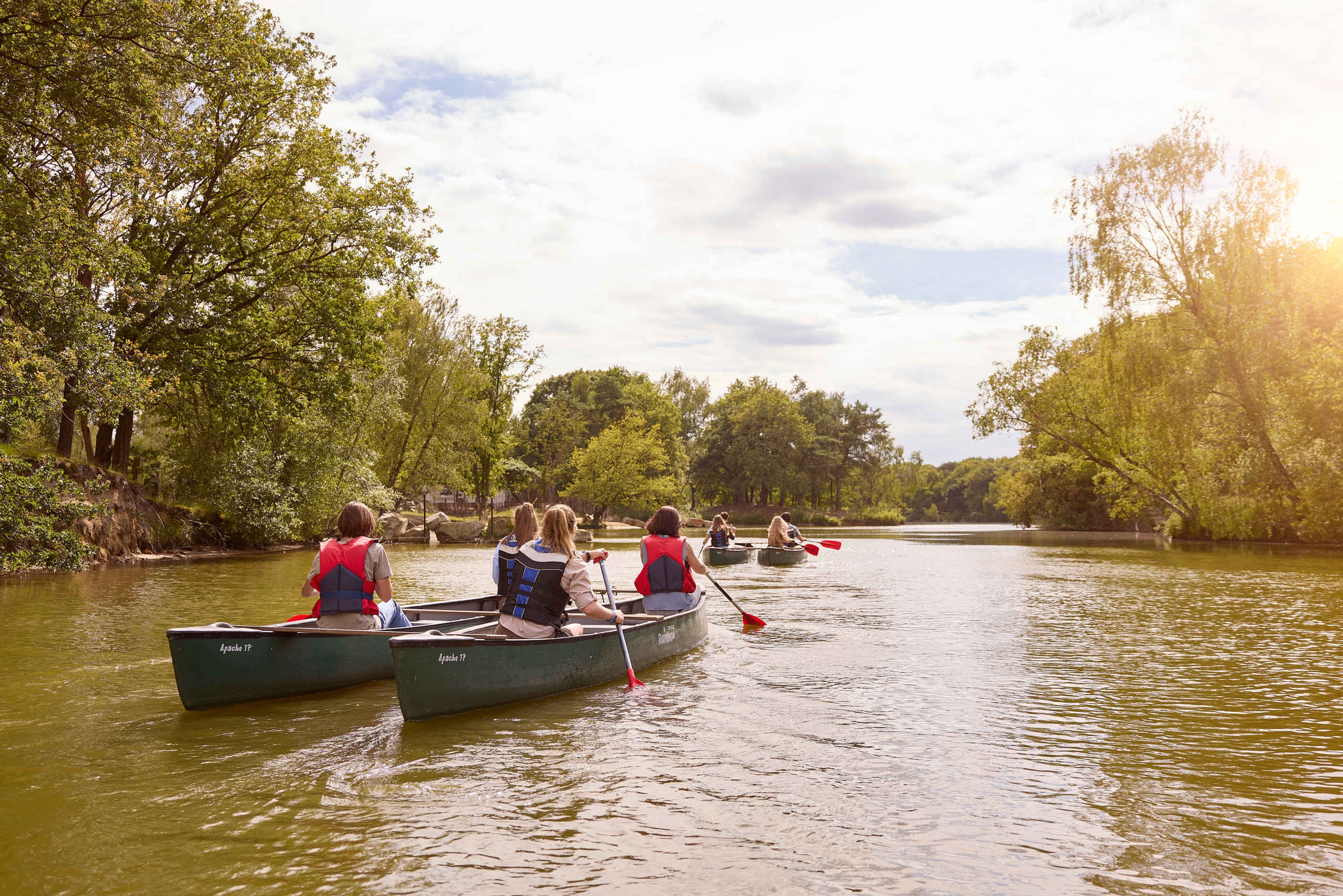 Zomer kanosafari een groep in de zon in Safaripark Beekse Bergen