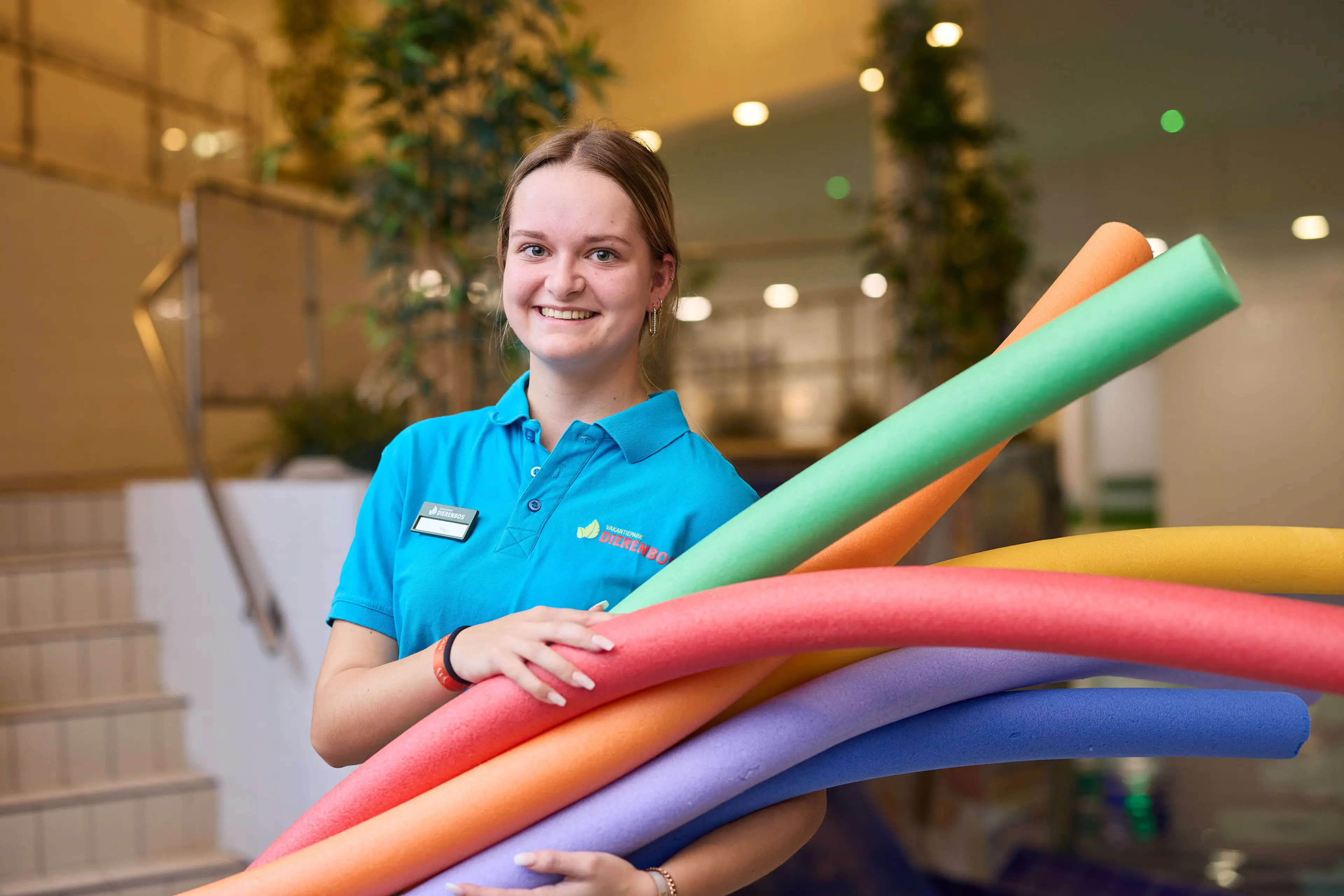 Lifeguard met foam noodles in het zwembad van Vakantiepark Dierenbos