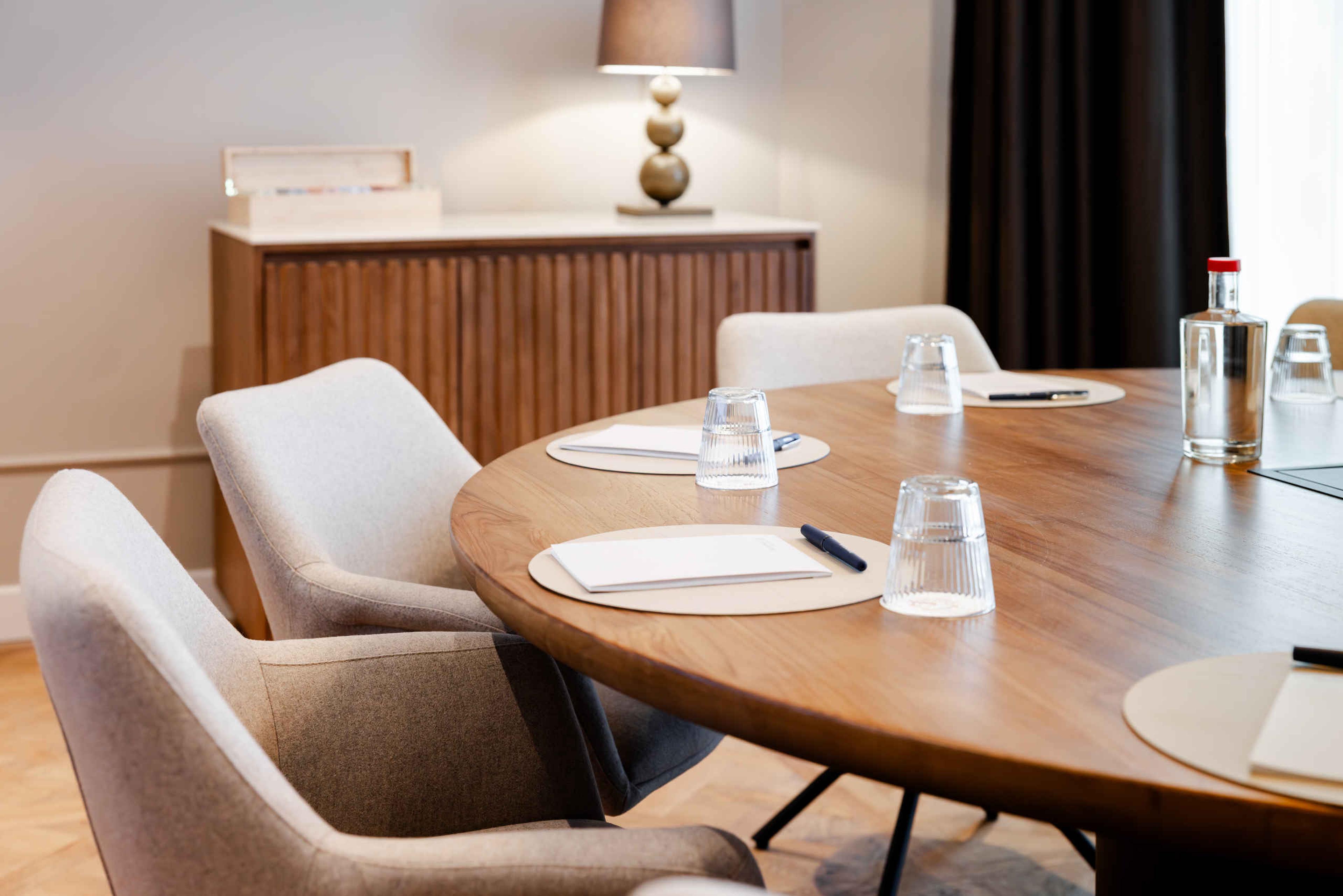 Close-up vergaderen in de salon een vergaderruimte in Kasteel Steenenburg