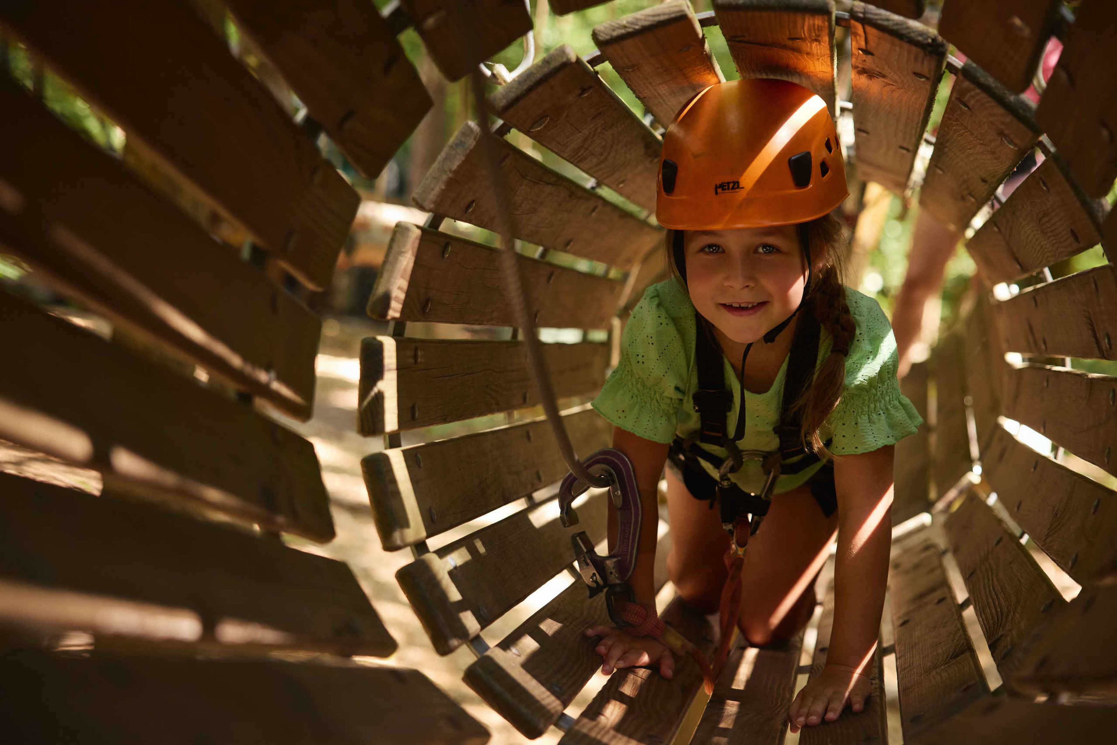 Een meisje in de tunnel van het Pico Parcours bij Klimrijk Brabant