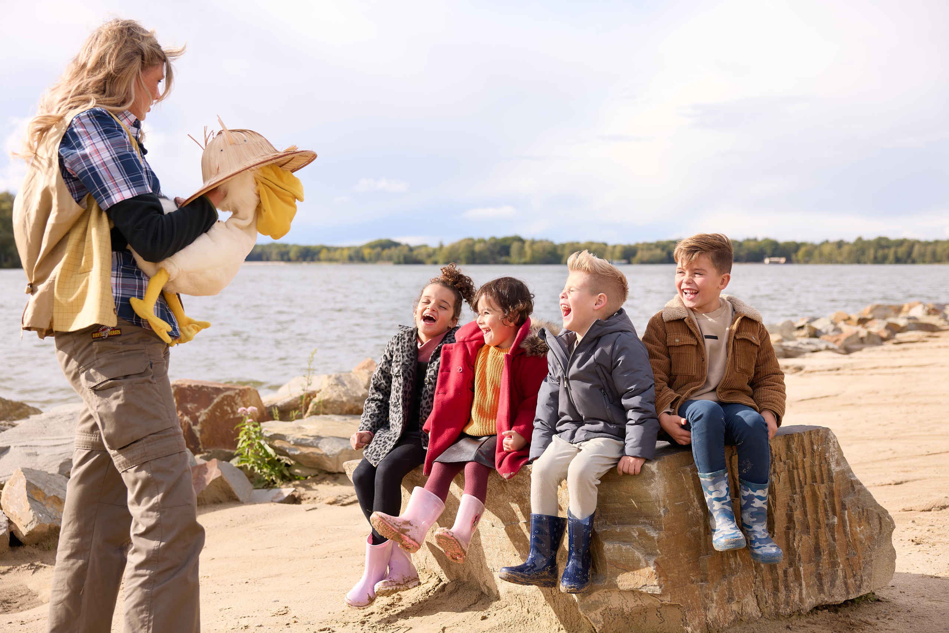 Ranger en kinderen tijdens animatie op het strand van Lake Resort Beekse Bergen