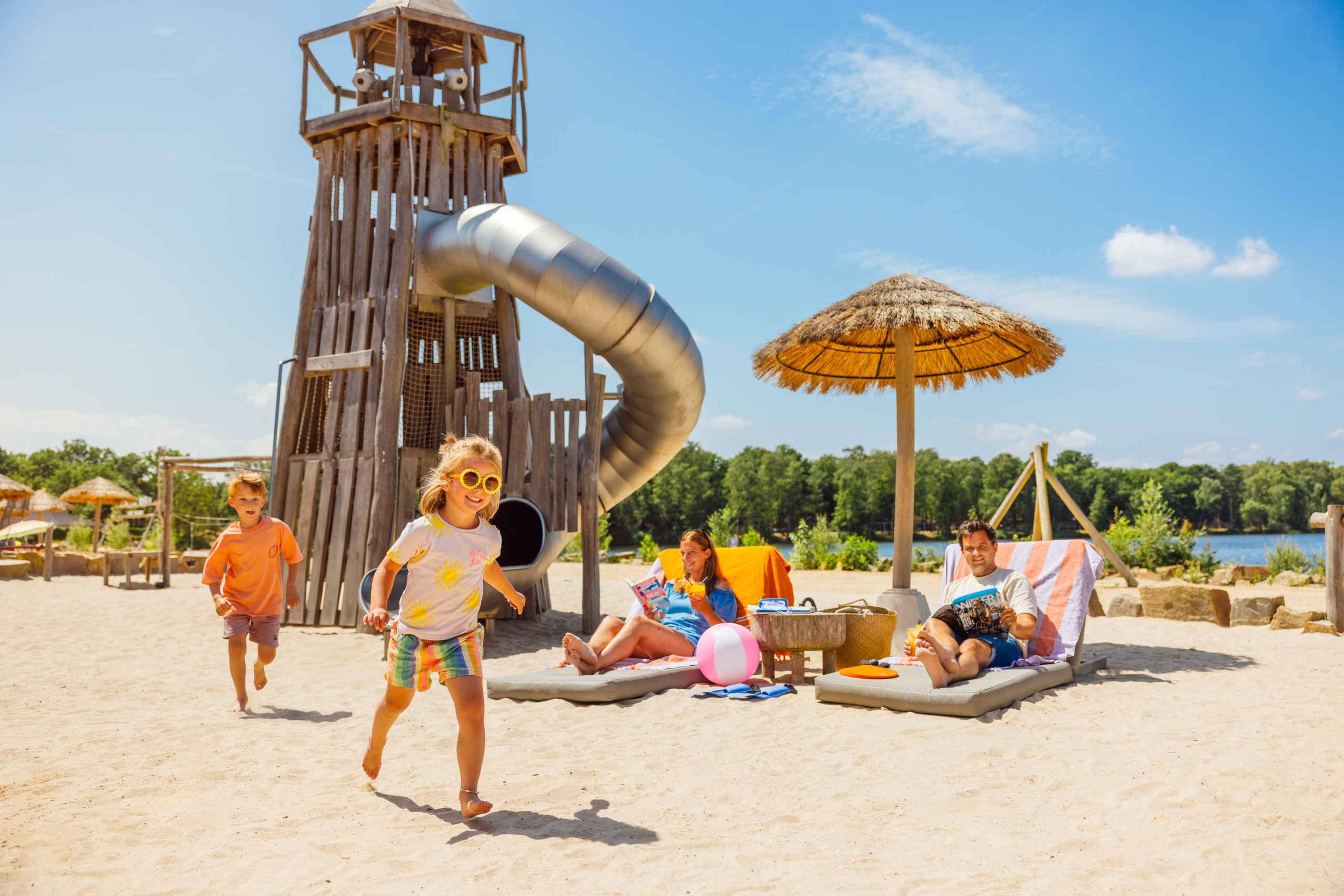 Kinderen spelen in de zomer op het strand bij Lake Resort Beekse Bergen