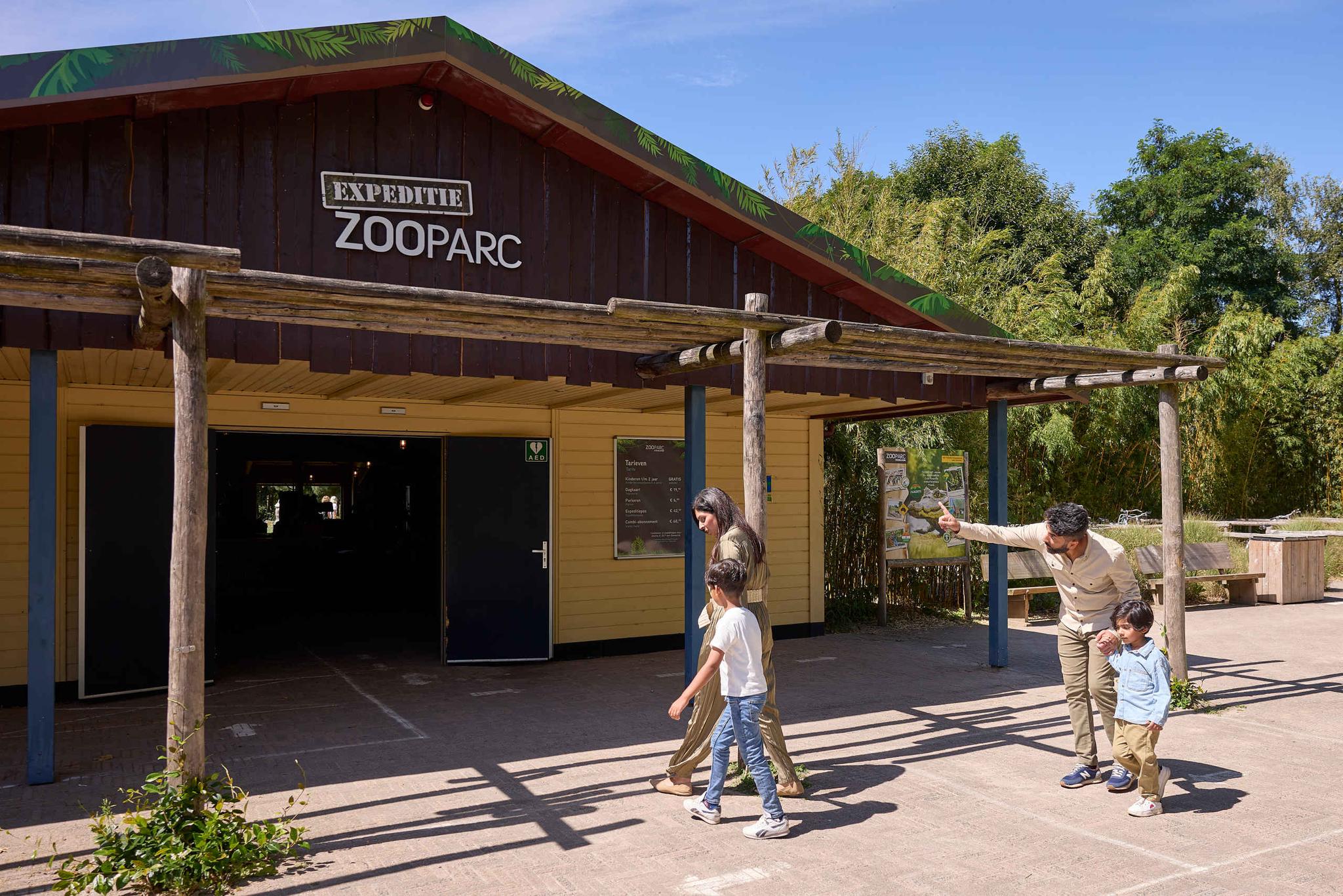 Een gezin bij de ingang van ZooParc Overloon