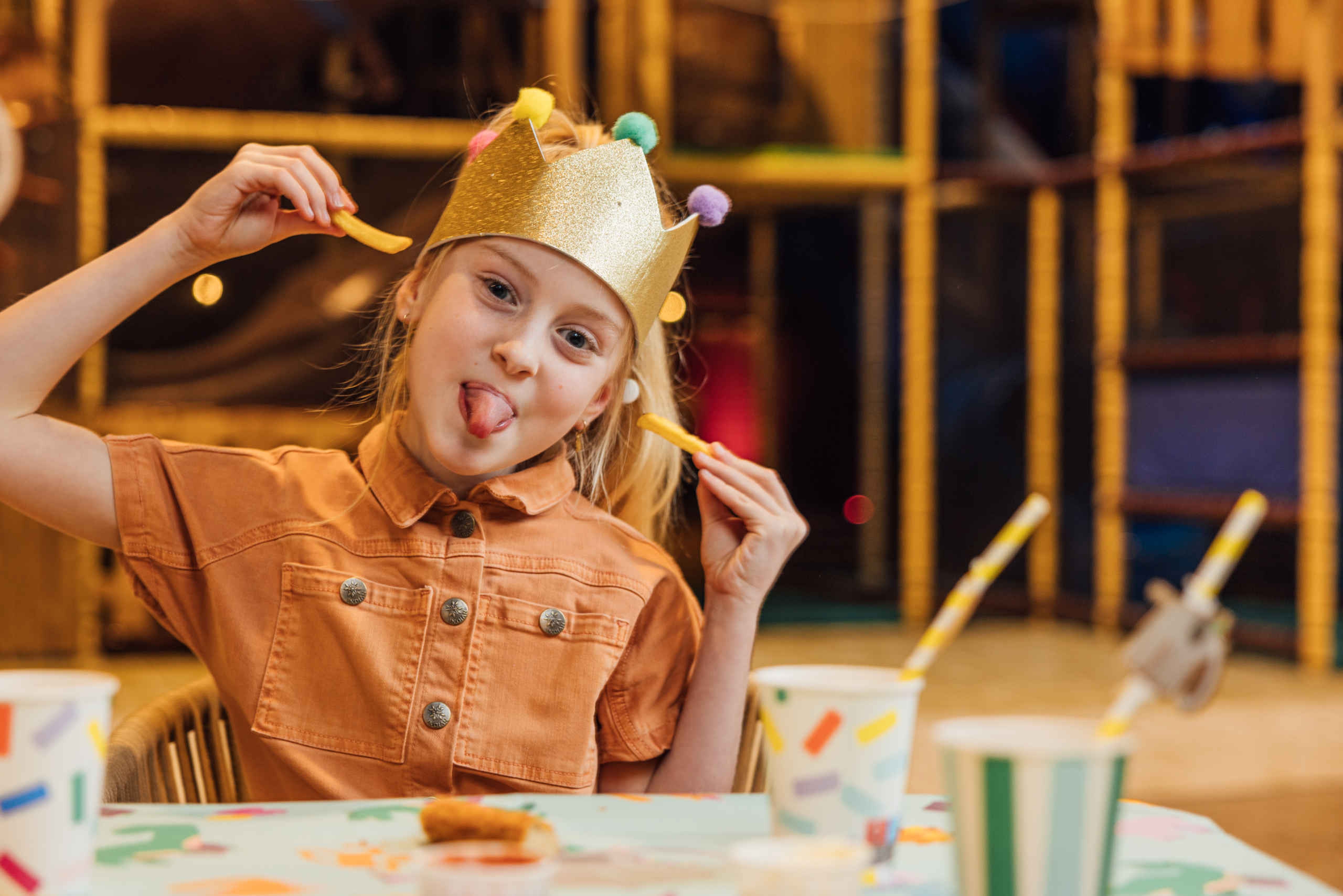 Meisje met frietjes tijdens kinderfeestje in Speelland Indoor Beekse Bergen