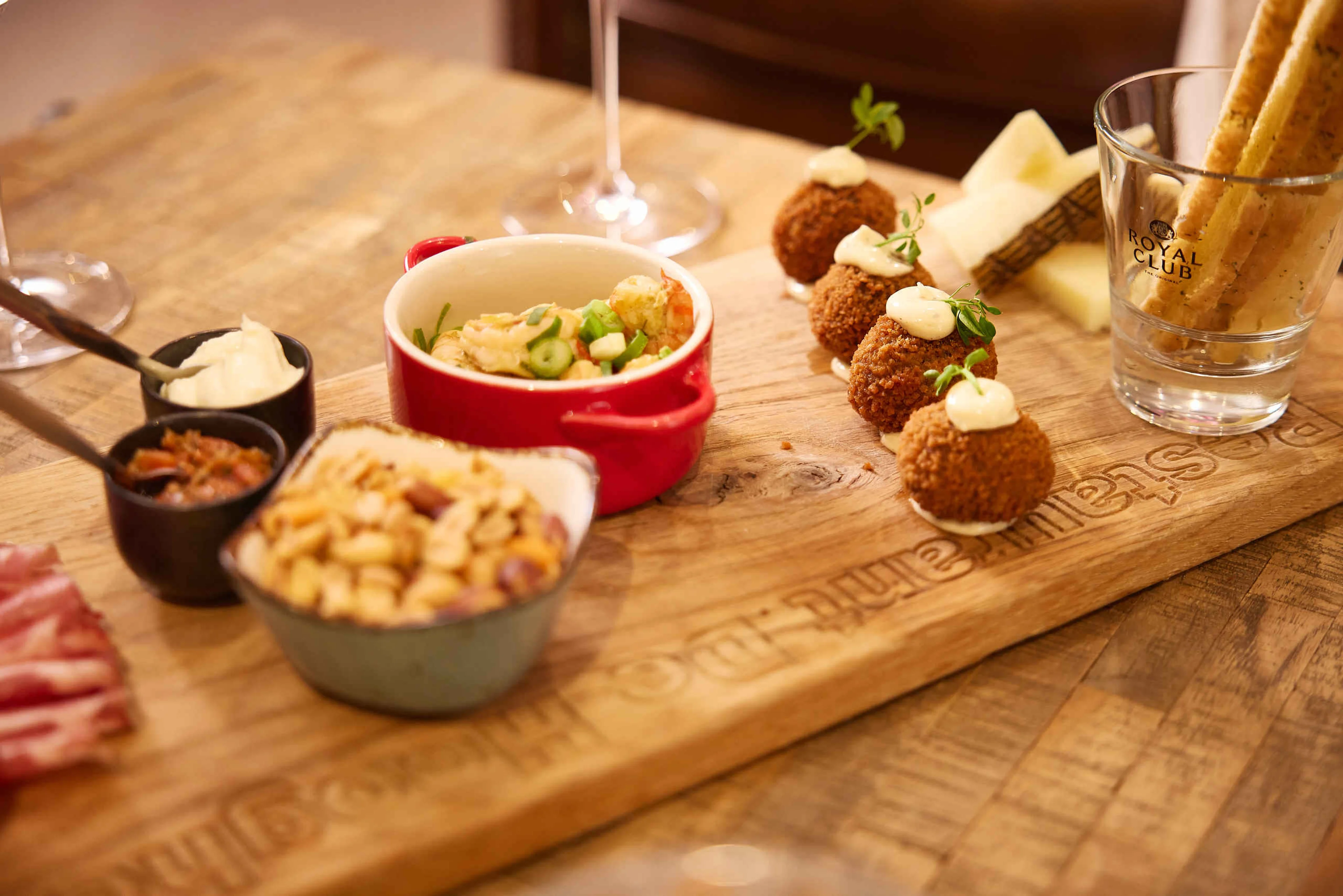 Borrelplank bij de restaurant De Hooghe Bergh bij Golf De Gulbergen