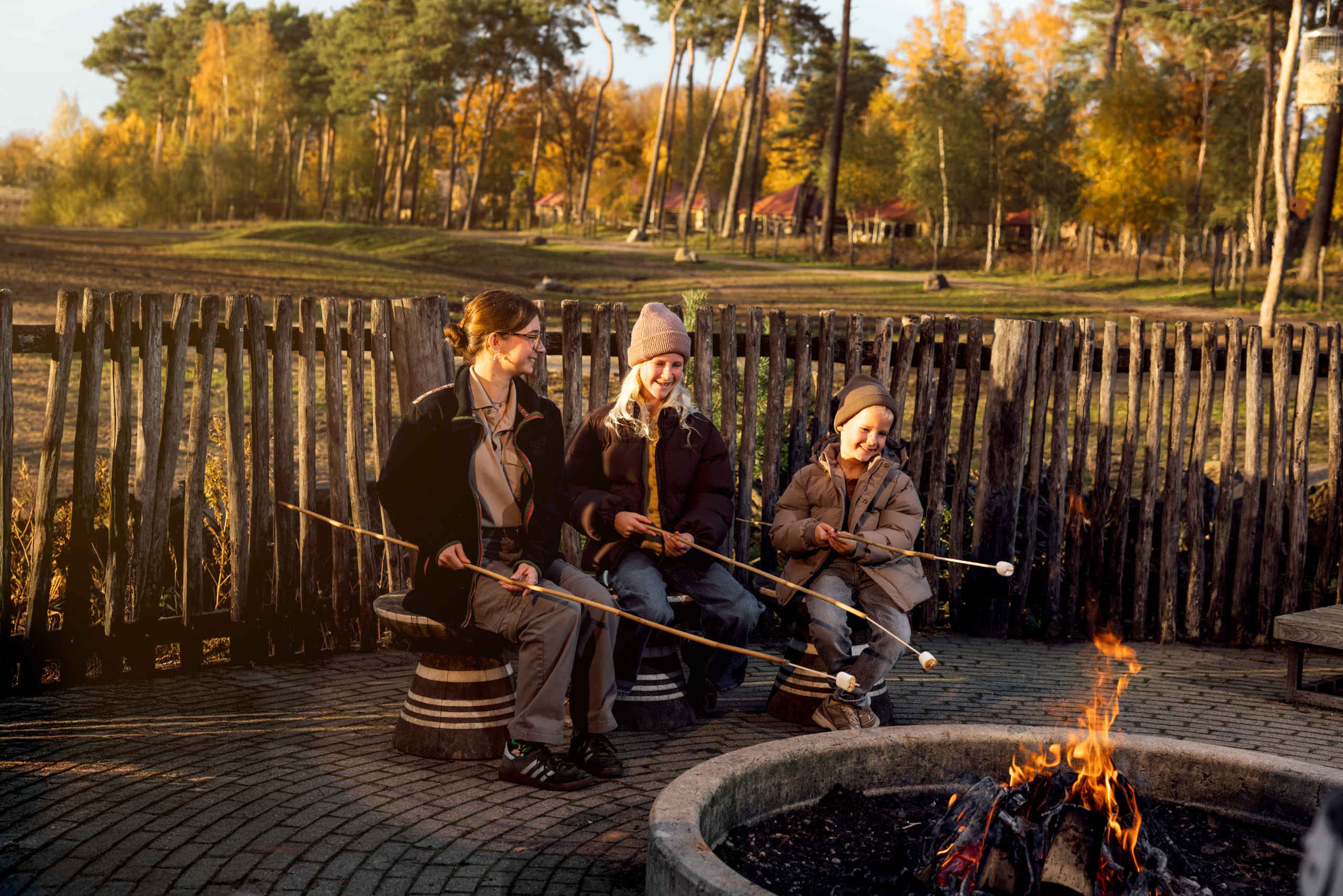 Ranger van animatie maakt marshmallows bij het kampvuur op Safari Resort Beekse Bergen