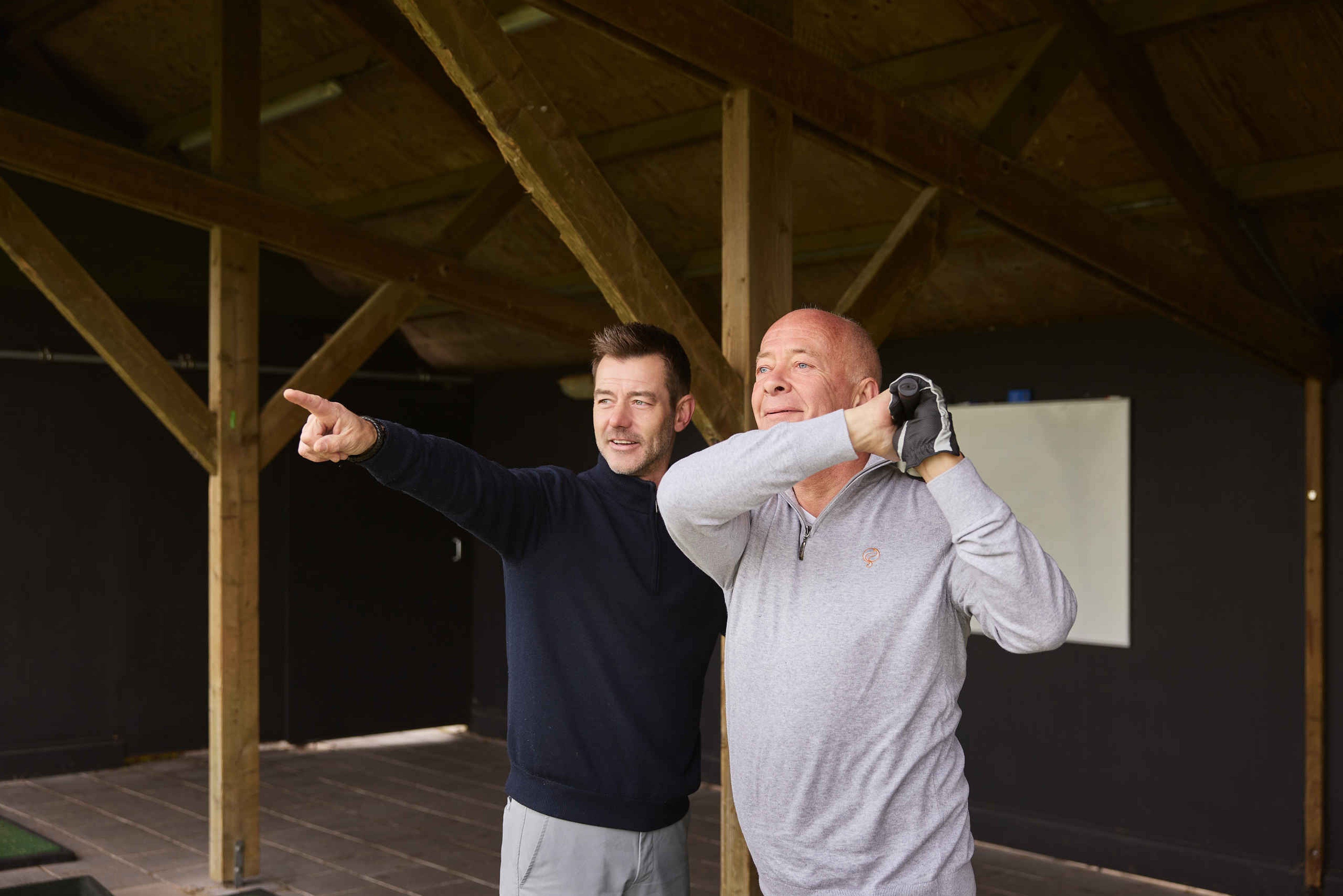 Man en golfinstructeur bij Golf De Gulbergen