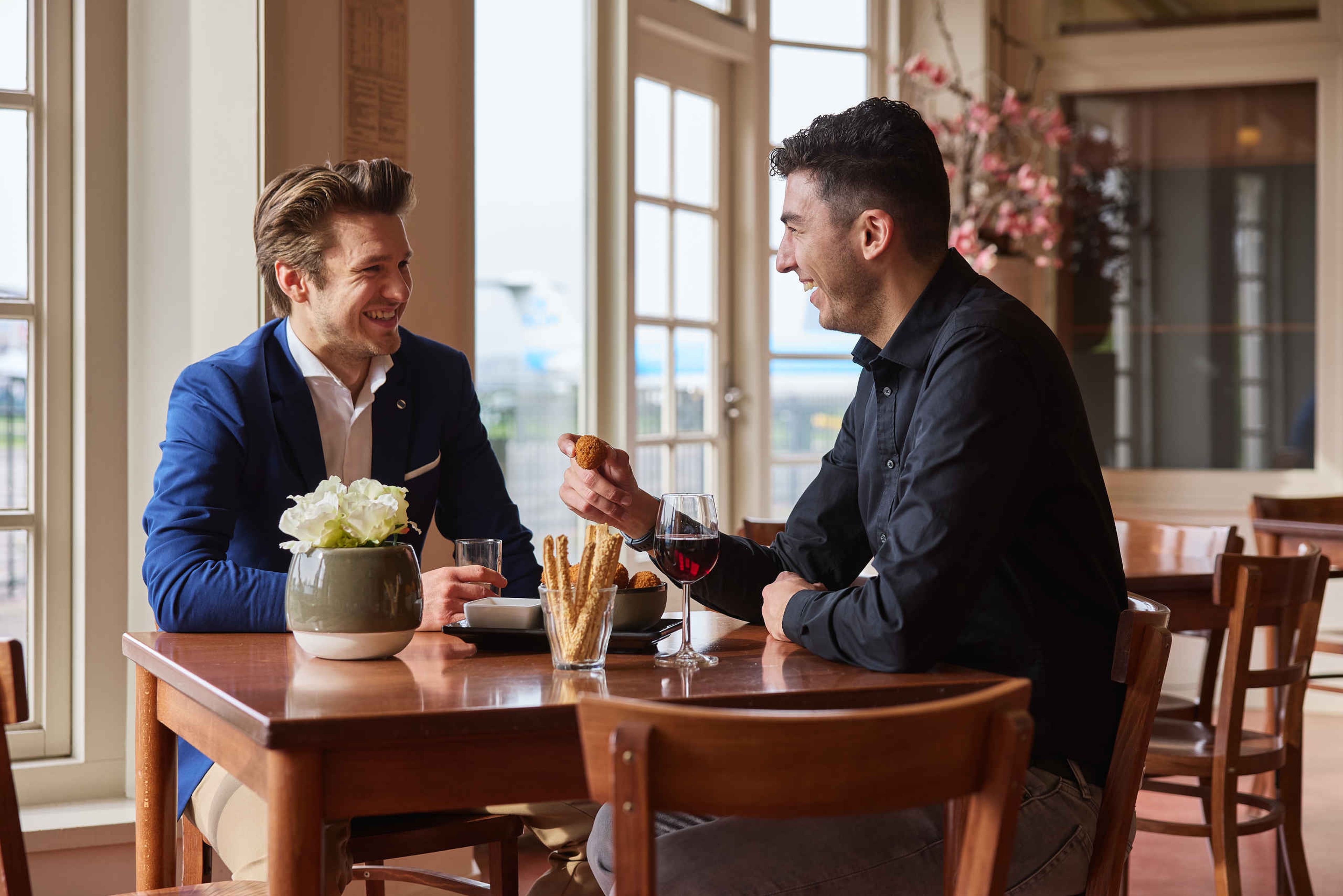 Zakelijk Schipholgebouw in Grand Café met volwassenen Luchtvaartmuseum Aviodrome