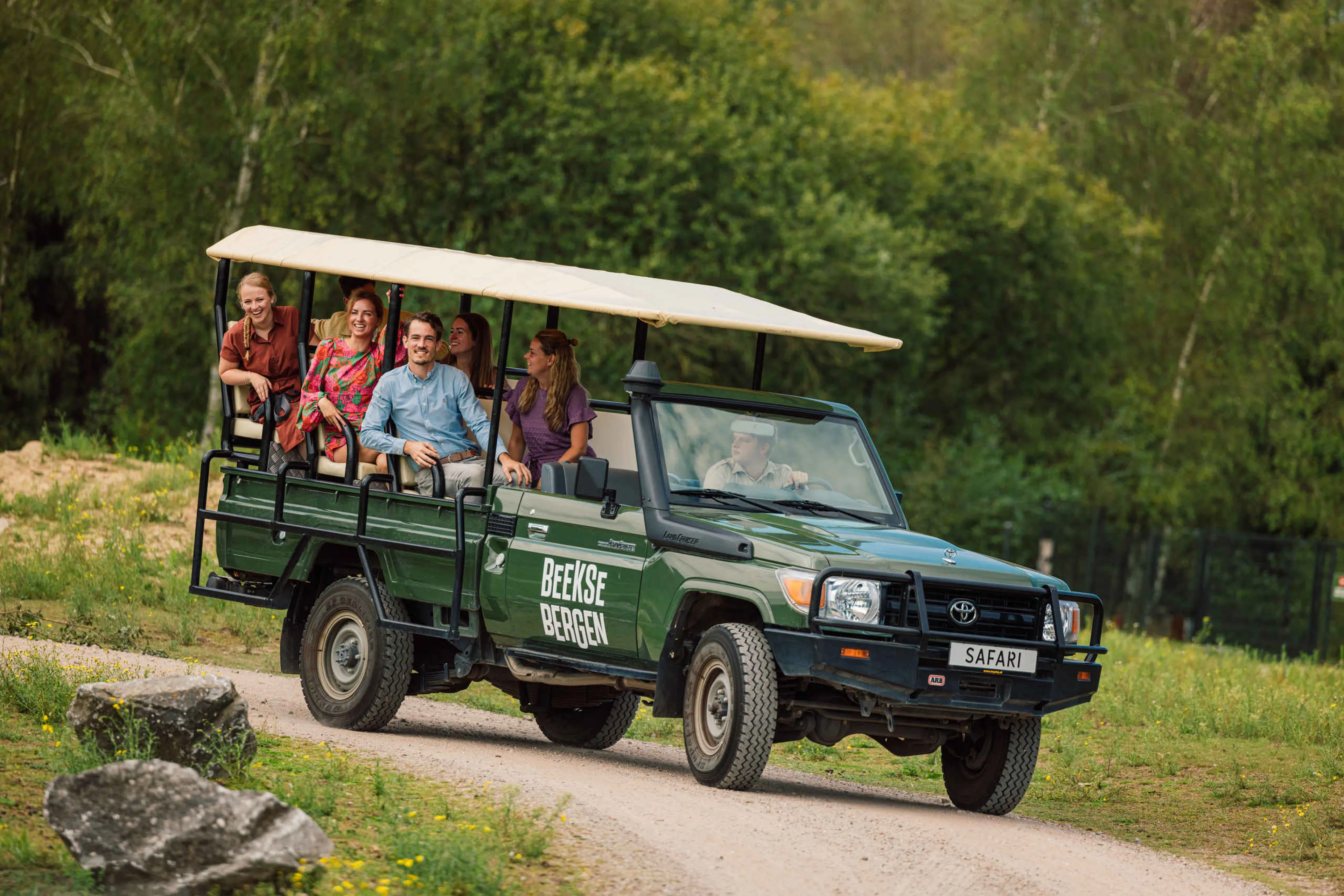 Collega's met een groep op gamedrive in Safaripark Beekse Bergen