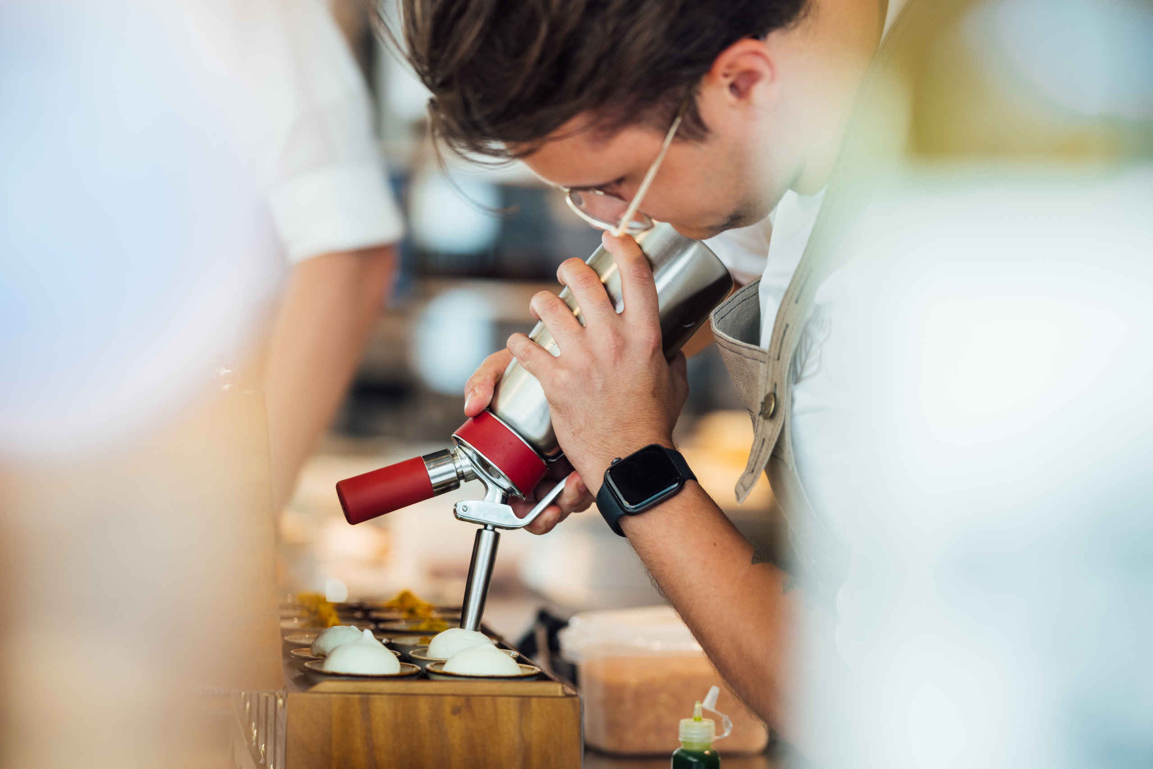 Kok in de keuken bereiding gerecht in Restaurant Orangerie Steenenburg