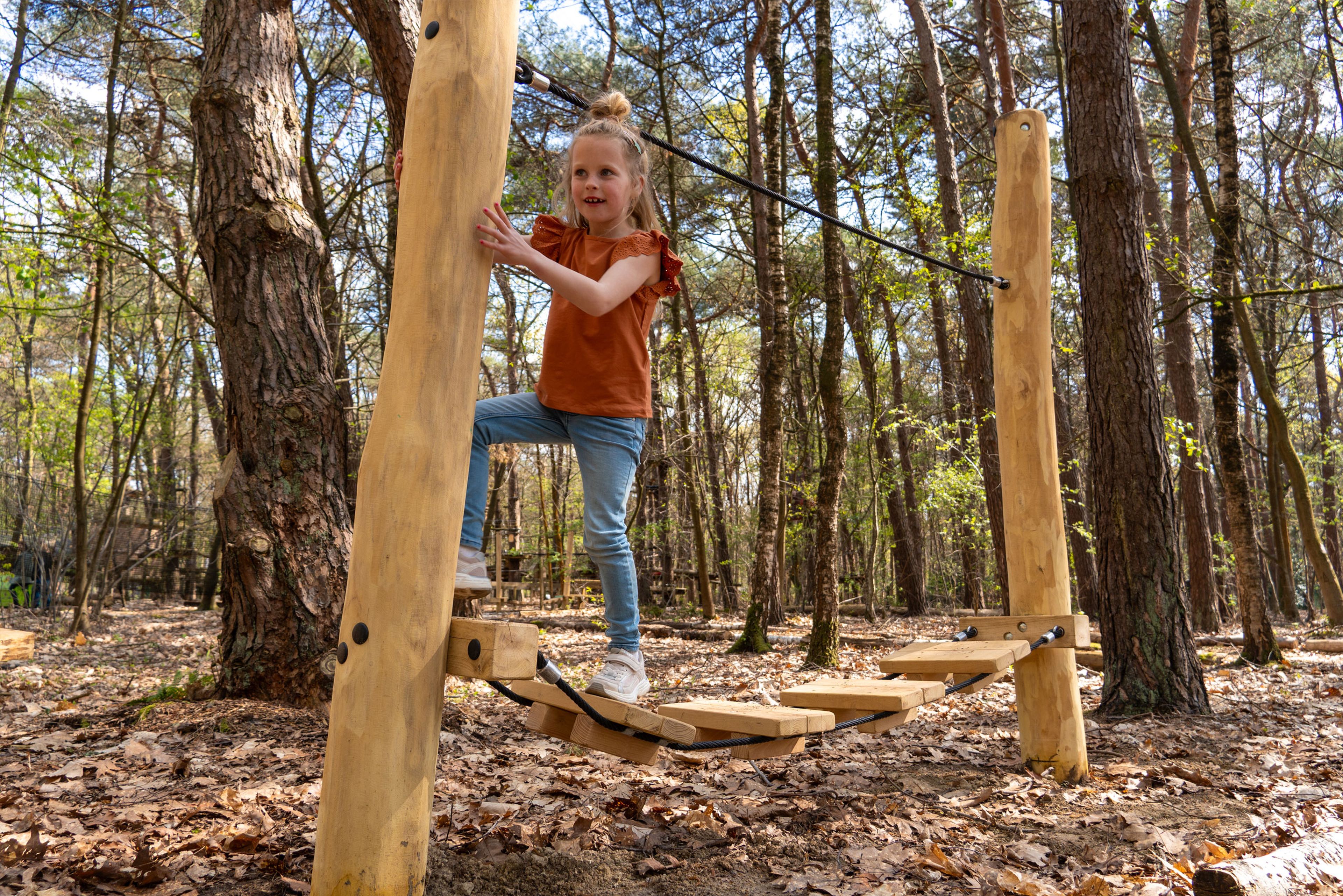 Een meisje op het Low Rope Parcours bij Klimrijk Brabant