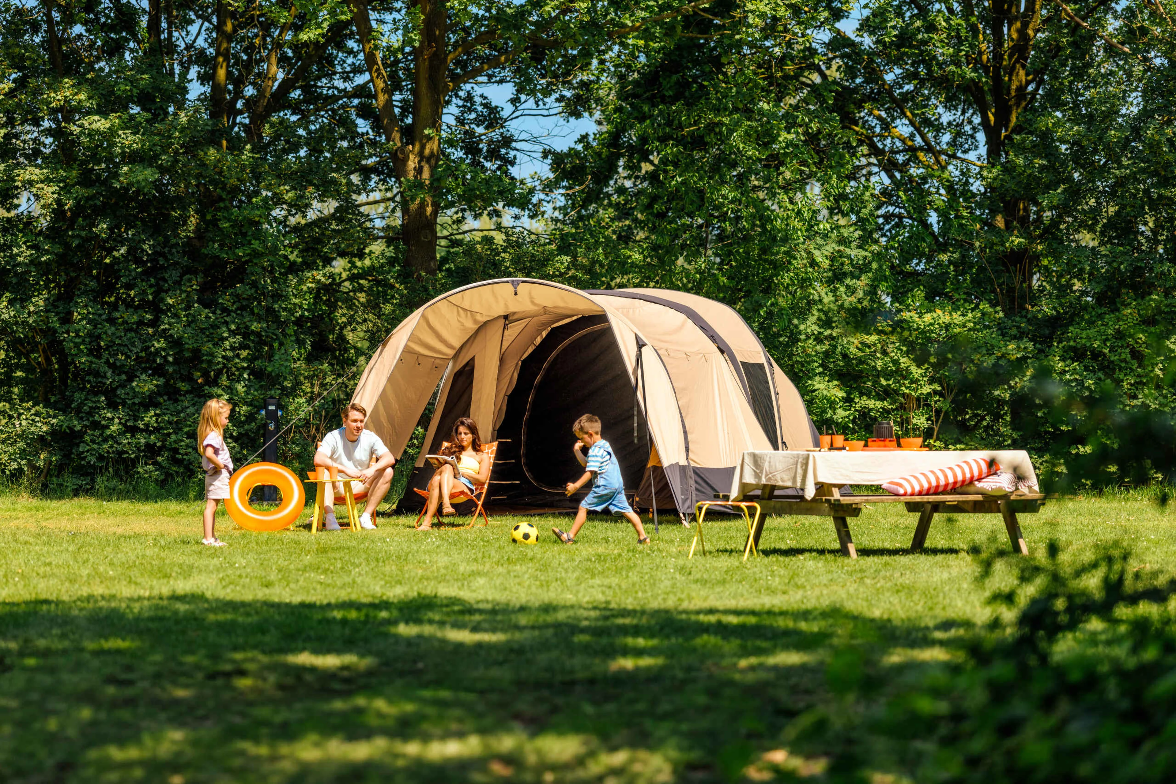 Zomer gezin aan het kamperen met een tent op Lake Resort bij Beekse Bergen