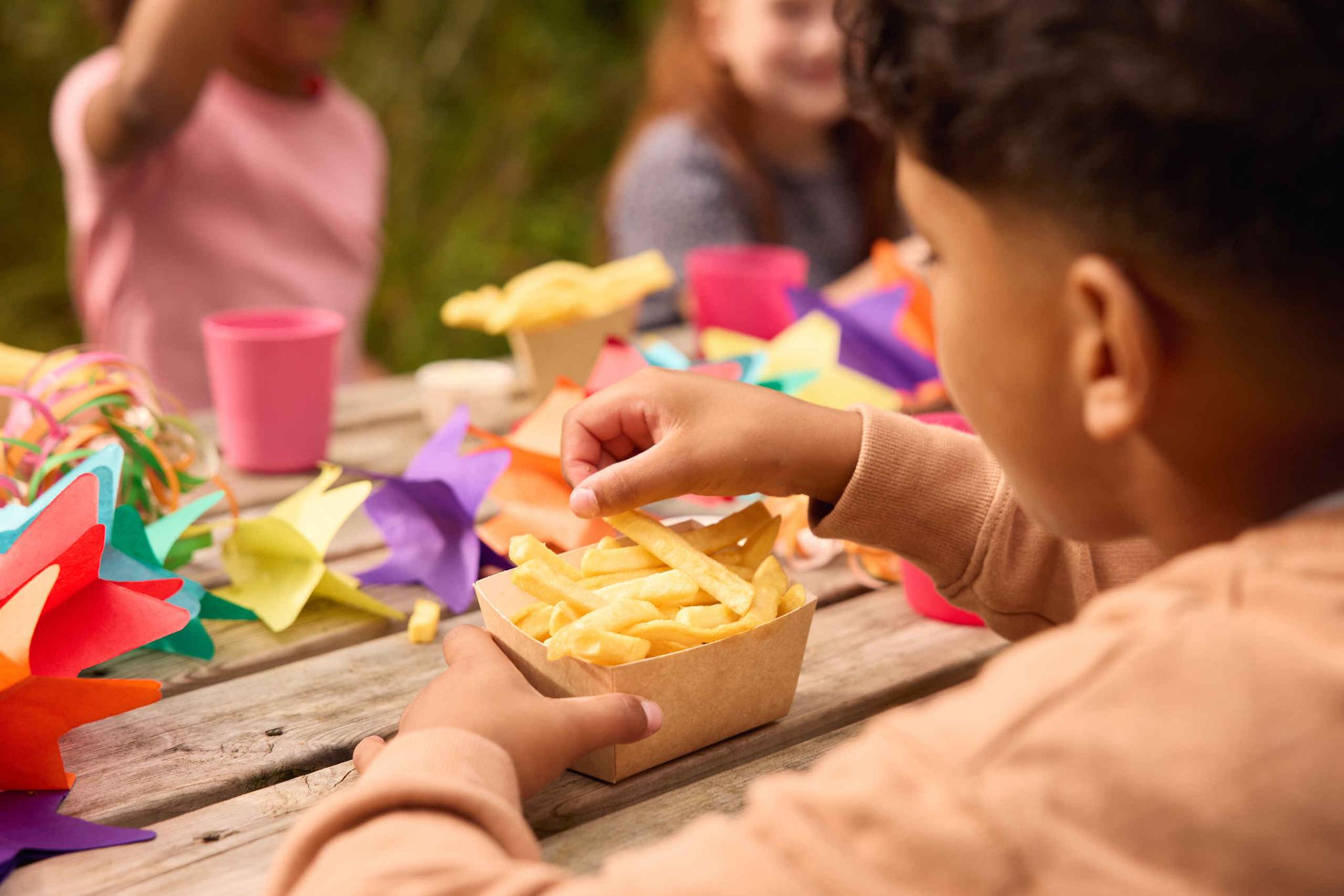 Kinderfeestje jongen eet frietjes ZooParc Overloon