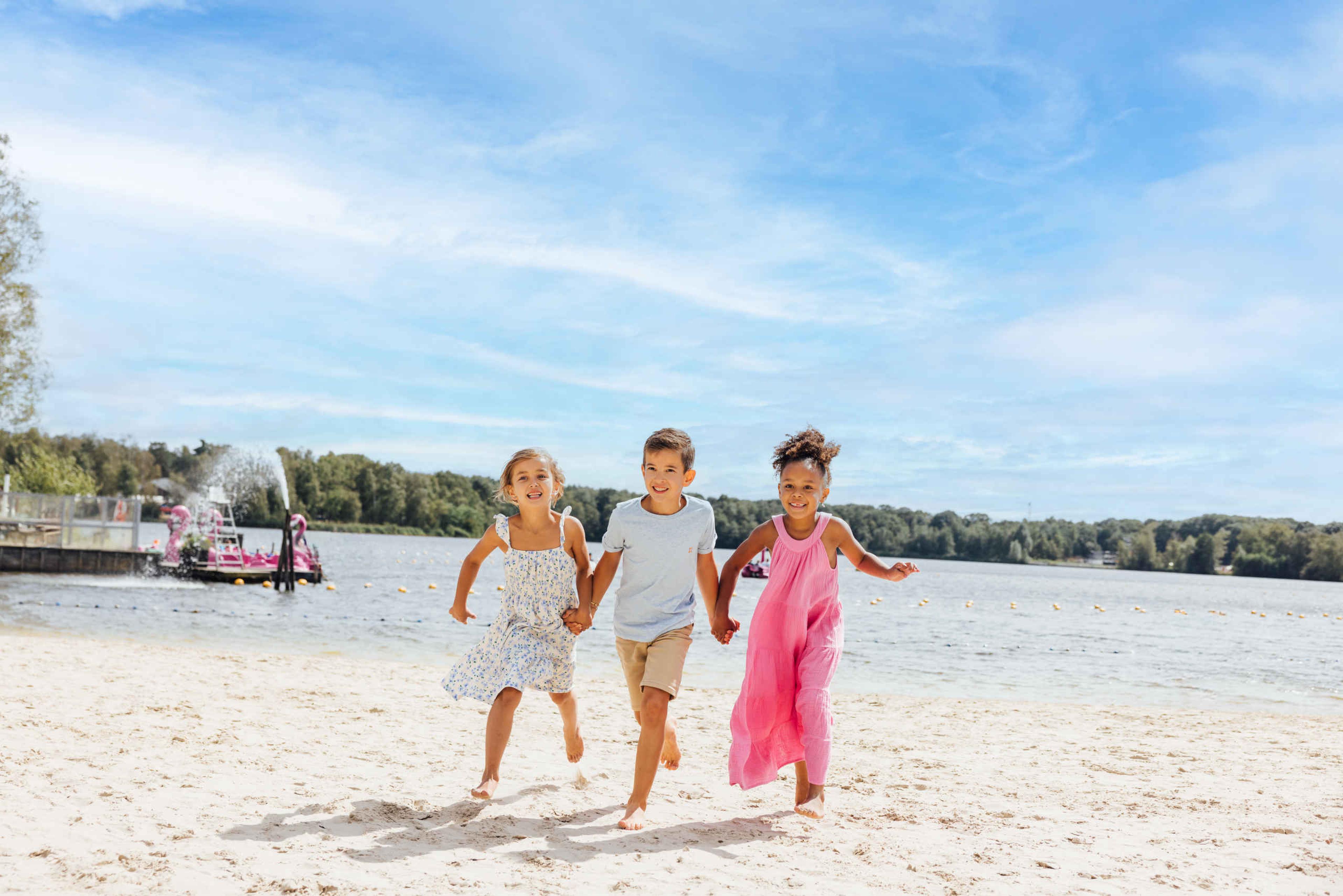 Kinderen spelen op het strand bij het Victoriameer bij Speelland Beekse Bergen