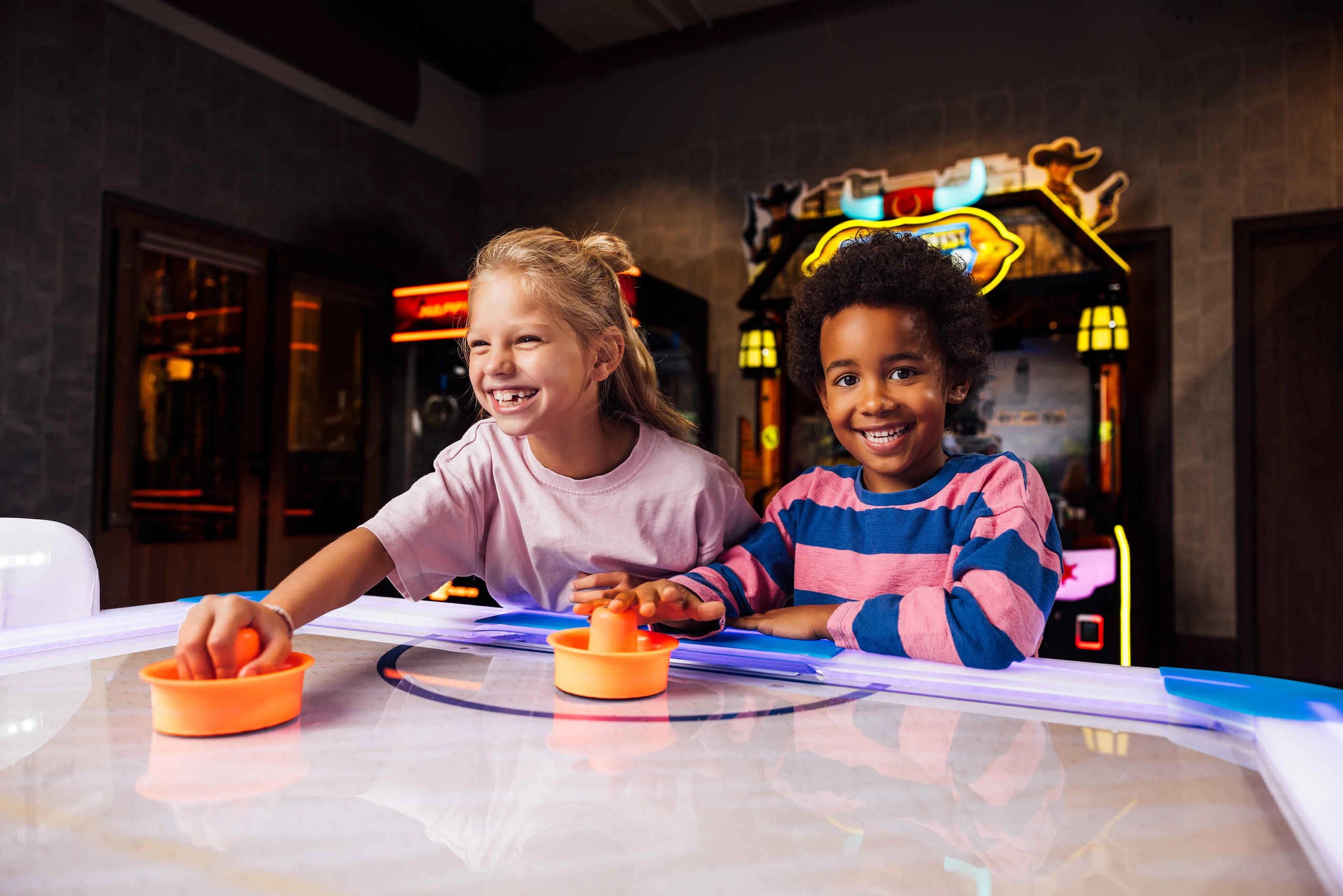 Kinderen in de Gamehal Kito Games op Lake Resort Beekse Bergen