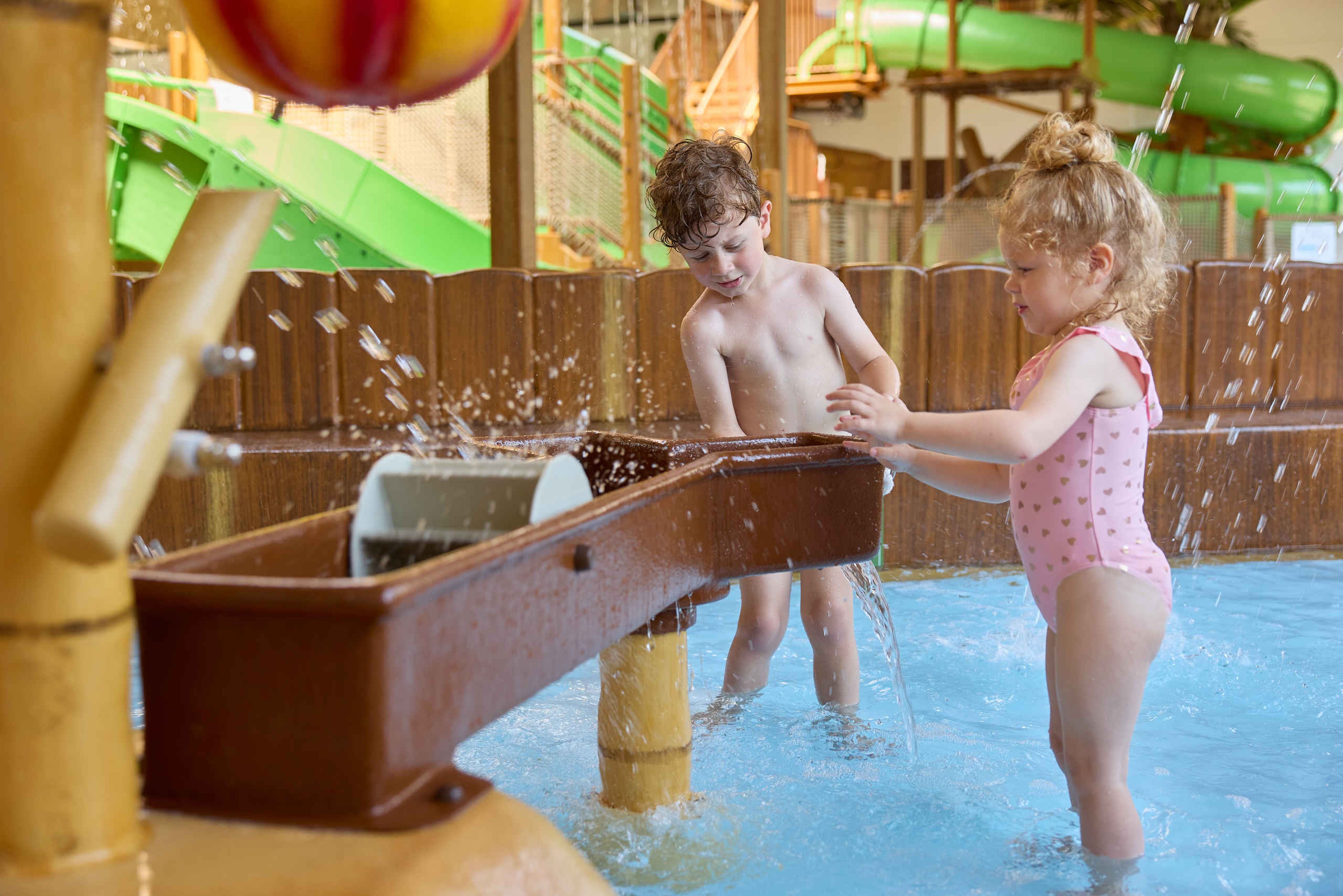 Kinderen in het peuterbad bij Etsi Pool in Lake Resort Beekse Bergen