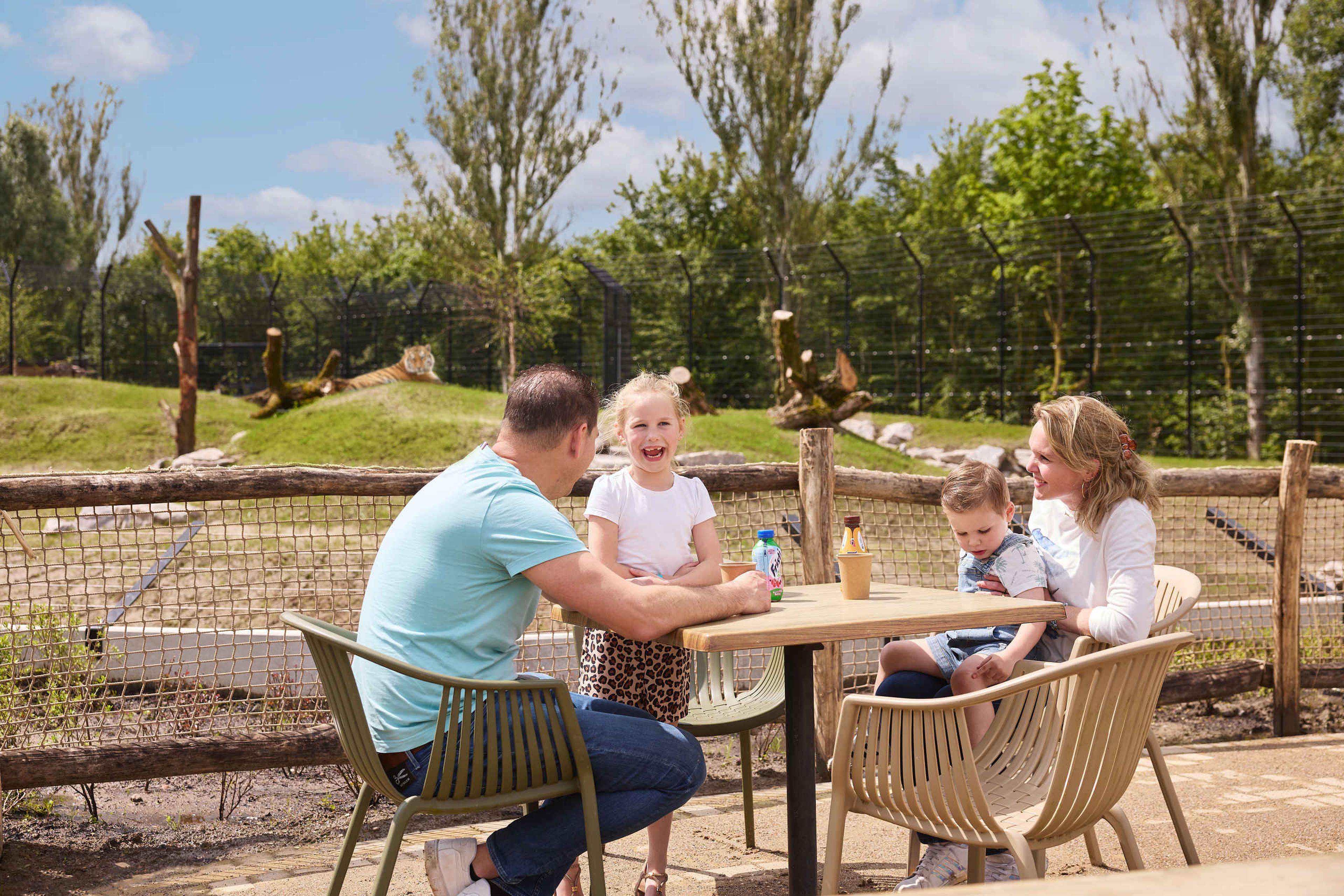 Een gezin op het terras bij horecapunt de Waterplaats in Eindhoven Zoo