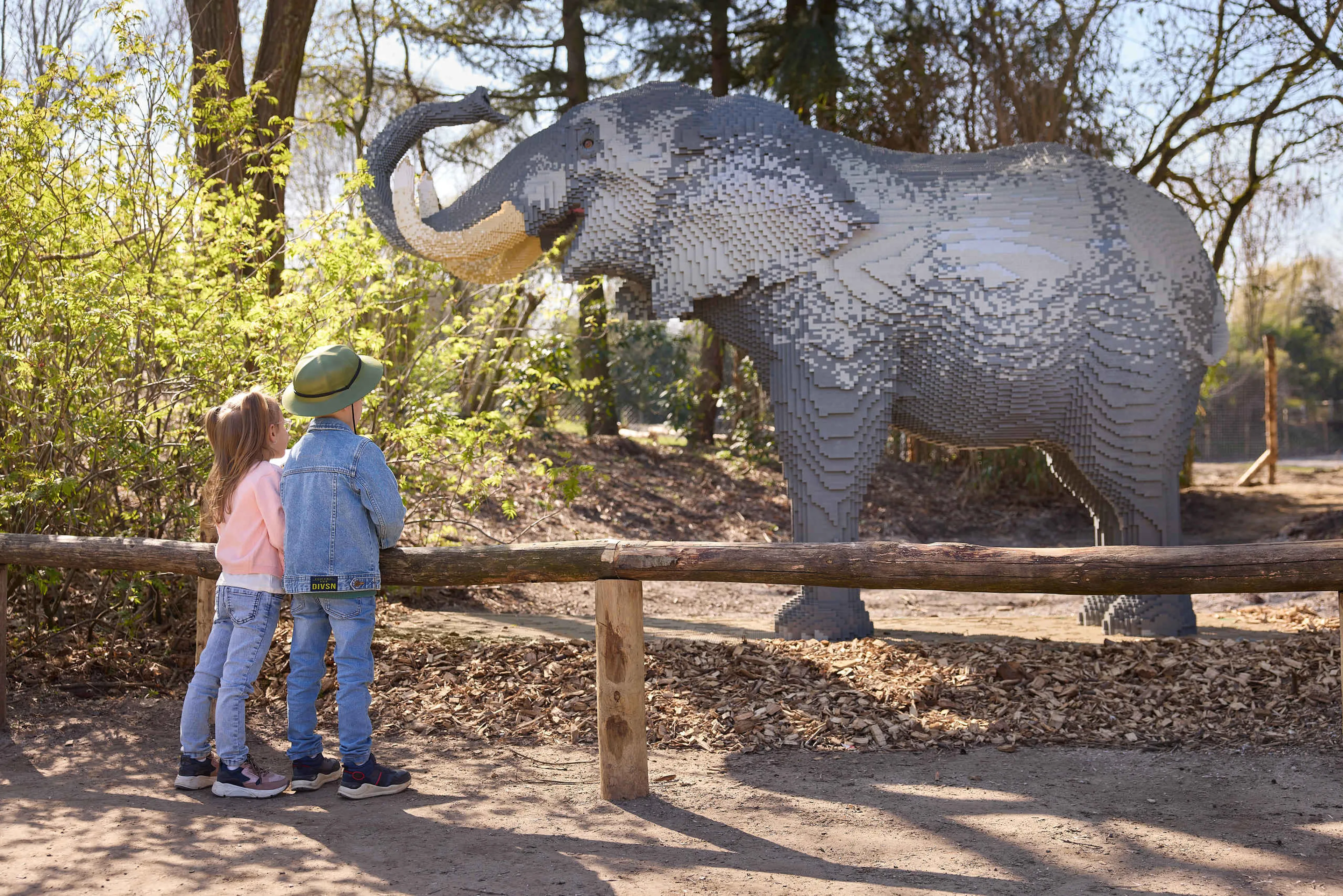 Twee kinderen kijken naar de olifant tijdens Wild Bricks in ZooParc Overloon