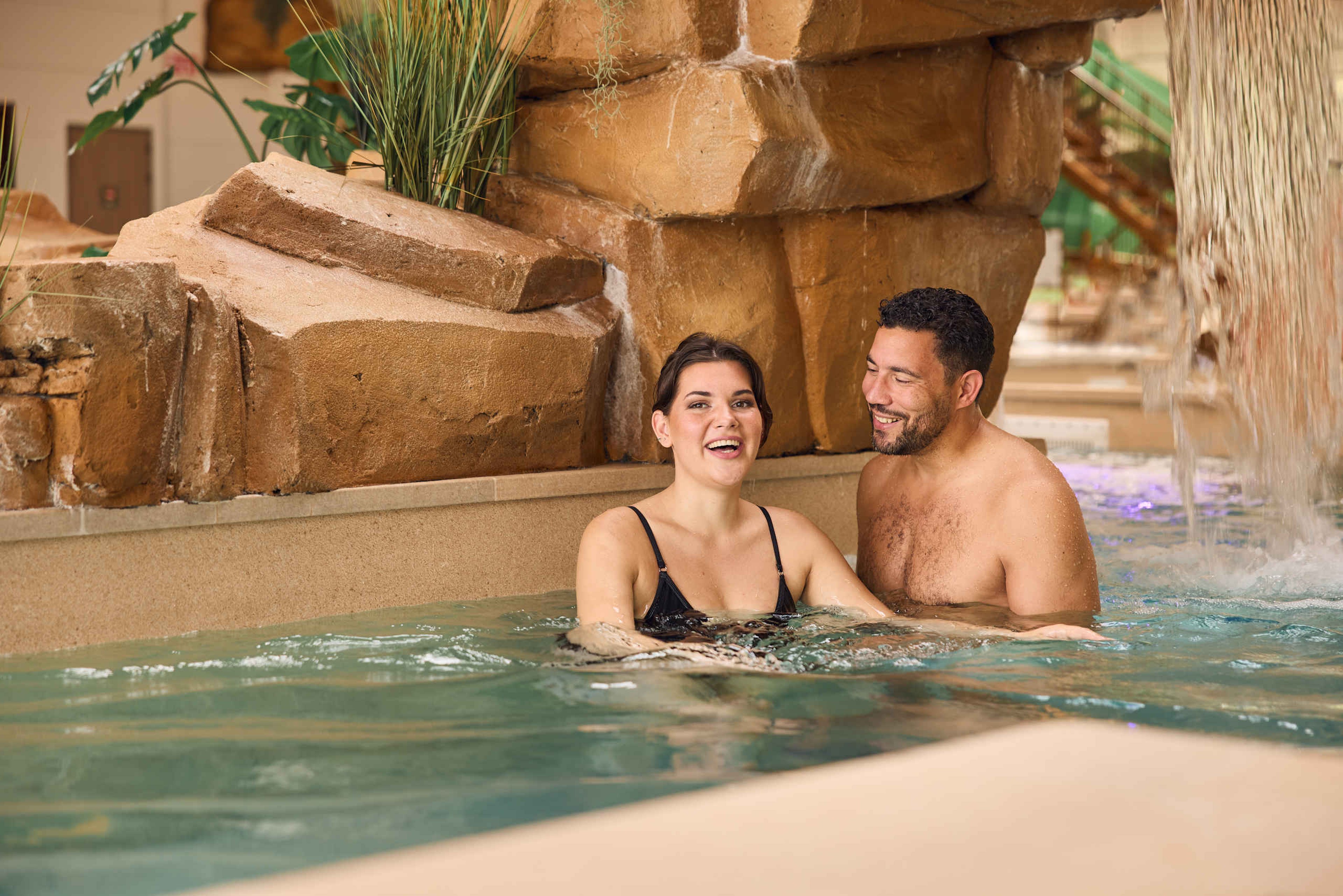 Een koppel zwemt bij Etsi Pool bij Lake Resort Beekse Bergen dat inclusief bij je verblijf is als je overnacht bij Safari Hotel Beekse Bergen.