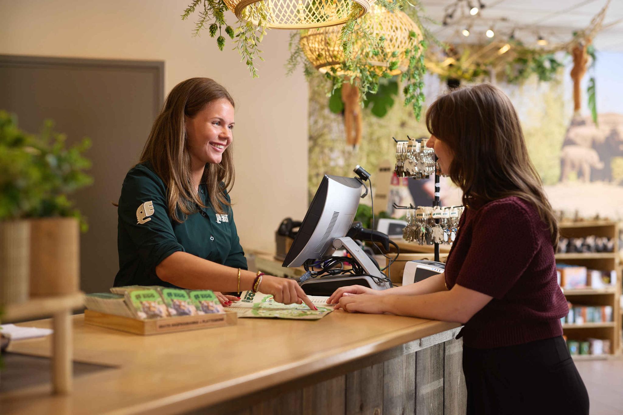 Een medewerker van de gastenservice bij Eindhoven Zoo