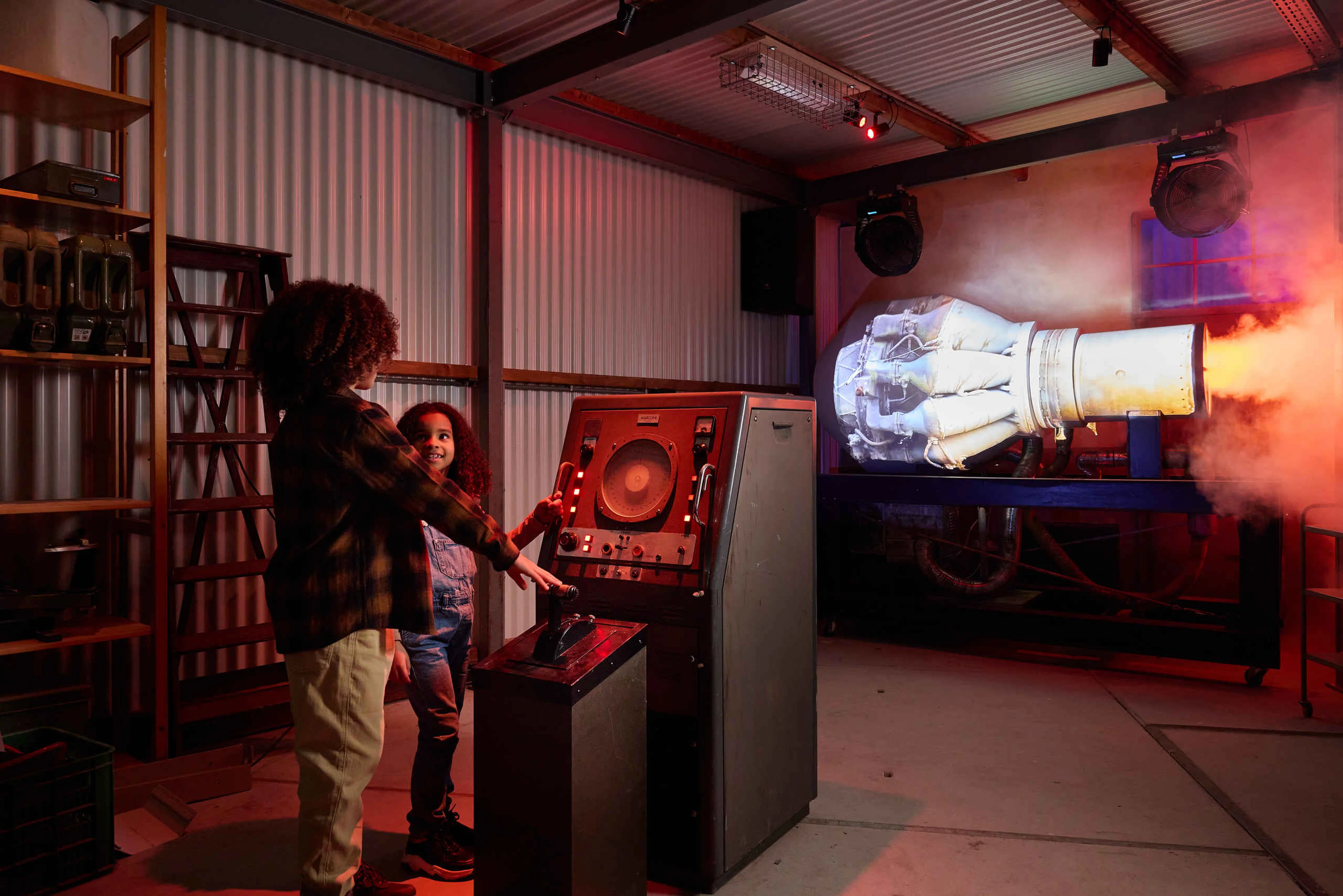 Jongen en meisje bij de interactieve straaljagerexpositie in Luchtvaartmuseum Aviodrome