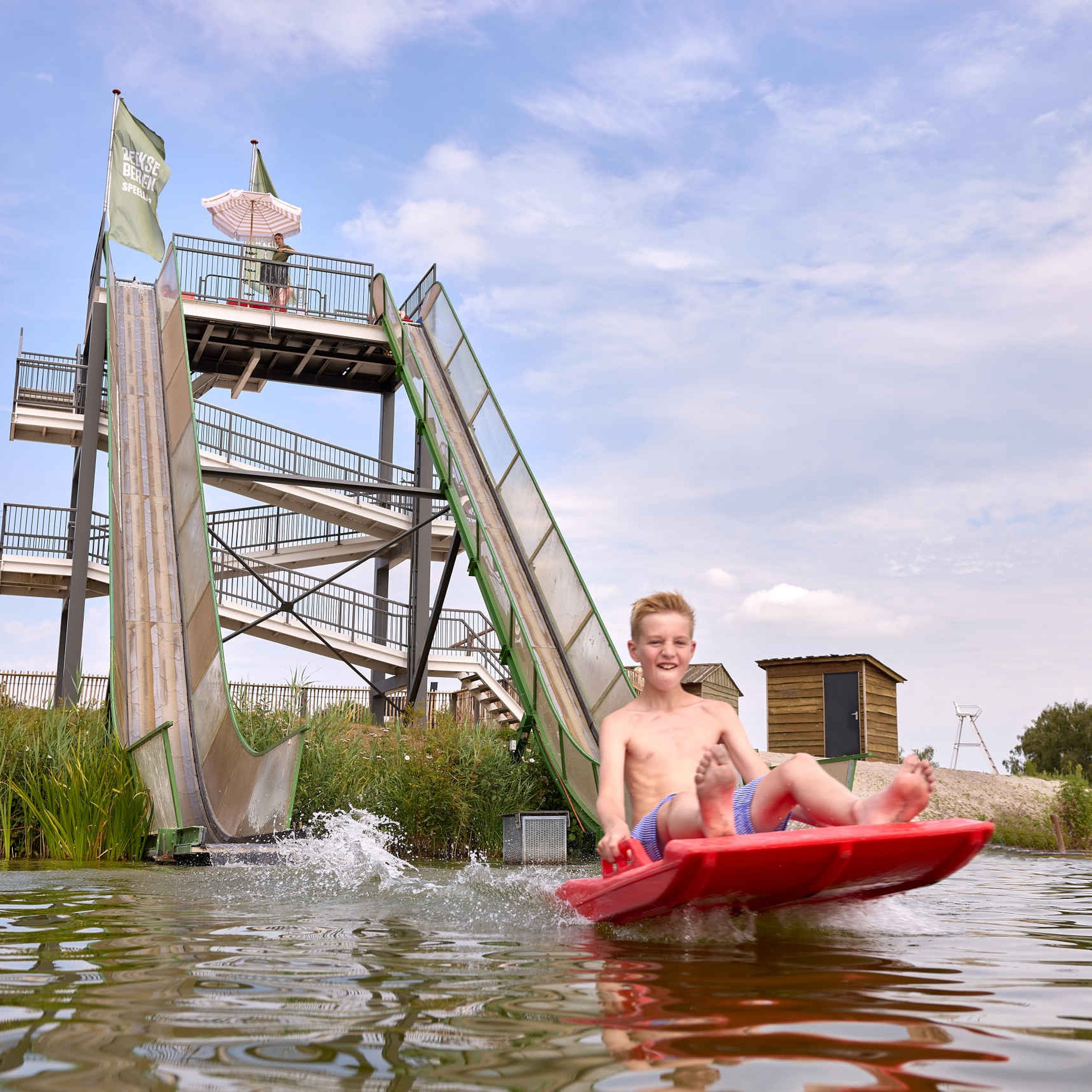 Jongen in de Aquashuttle in Speelland Beekse Bergen