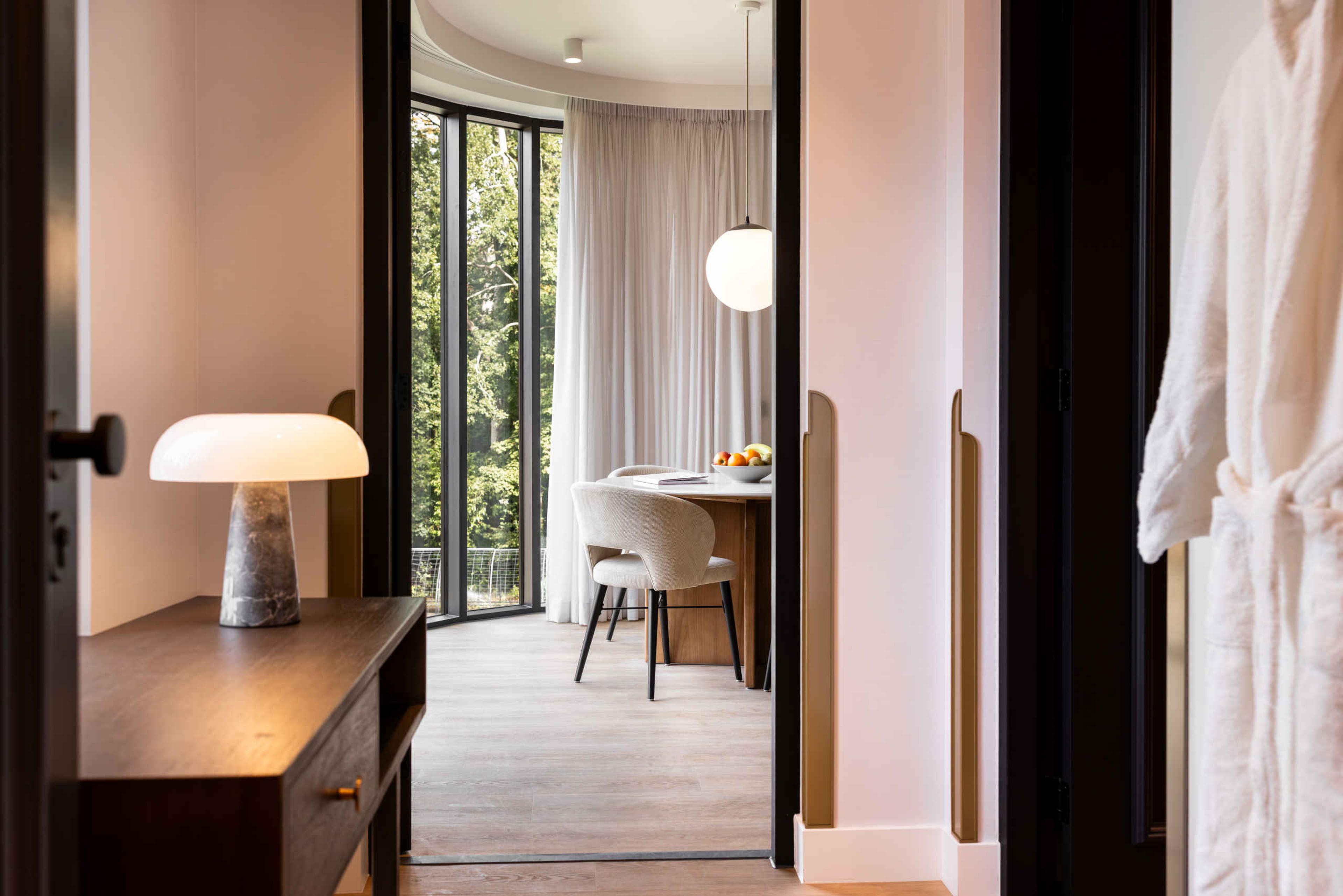 Woonkamer doorkijk Senior Suite in Kasteel Steenenburg