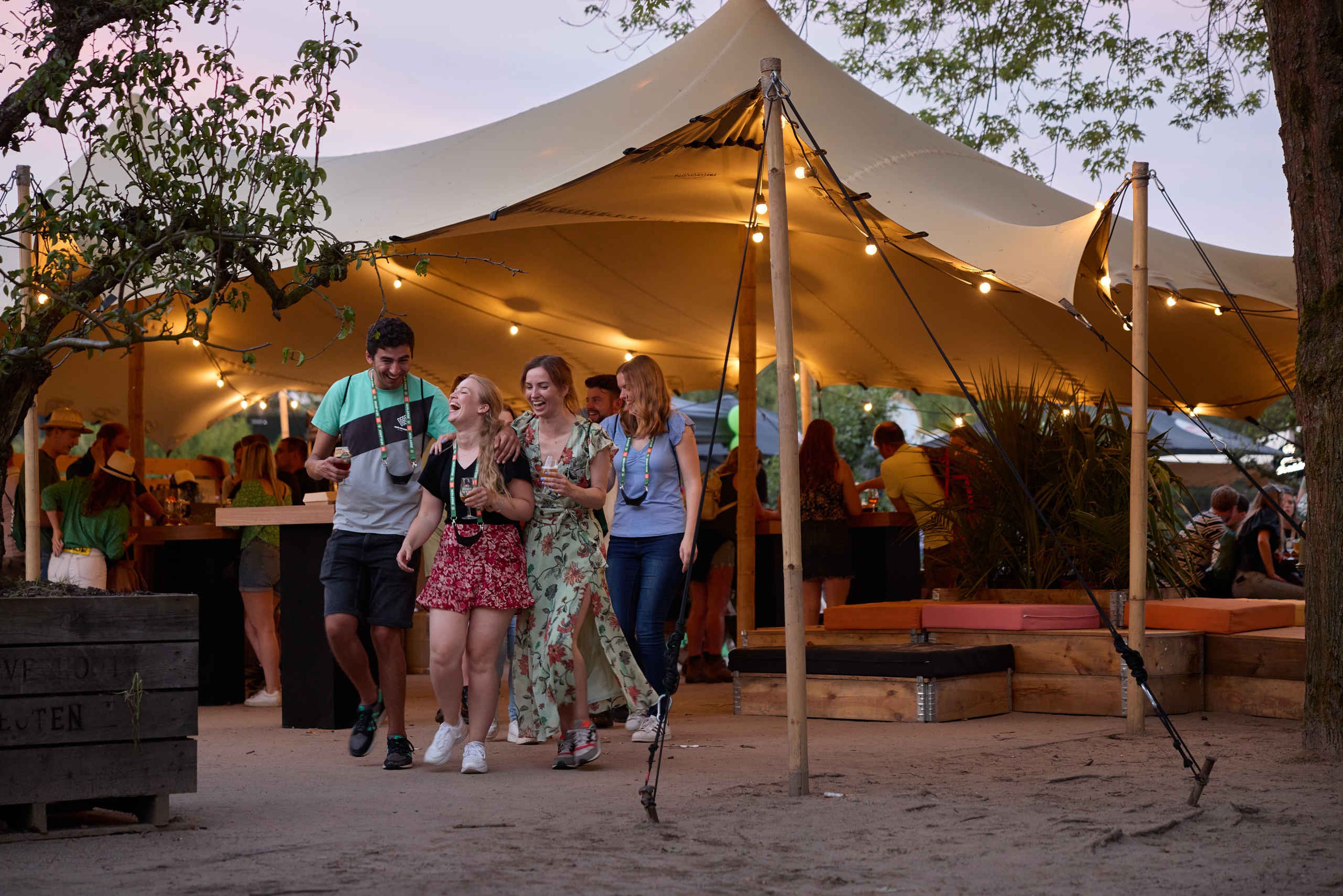 Vriendengroep loopt met en biertje tijdens Brew@theZoo in Safaripark Beekse Bergen