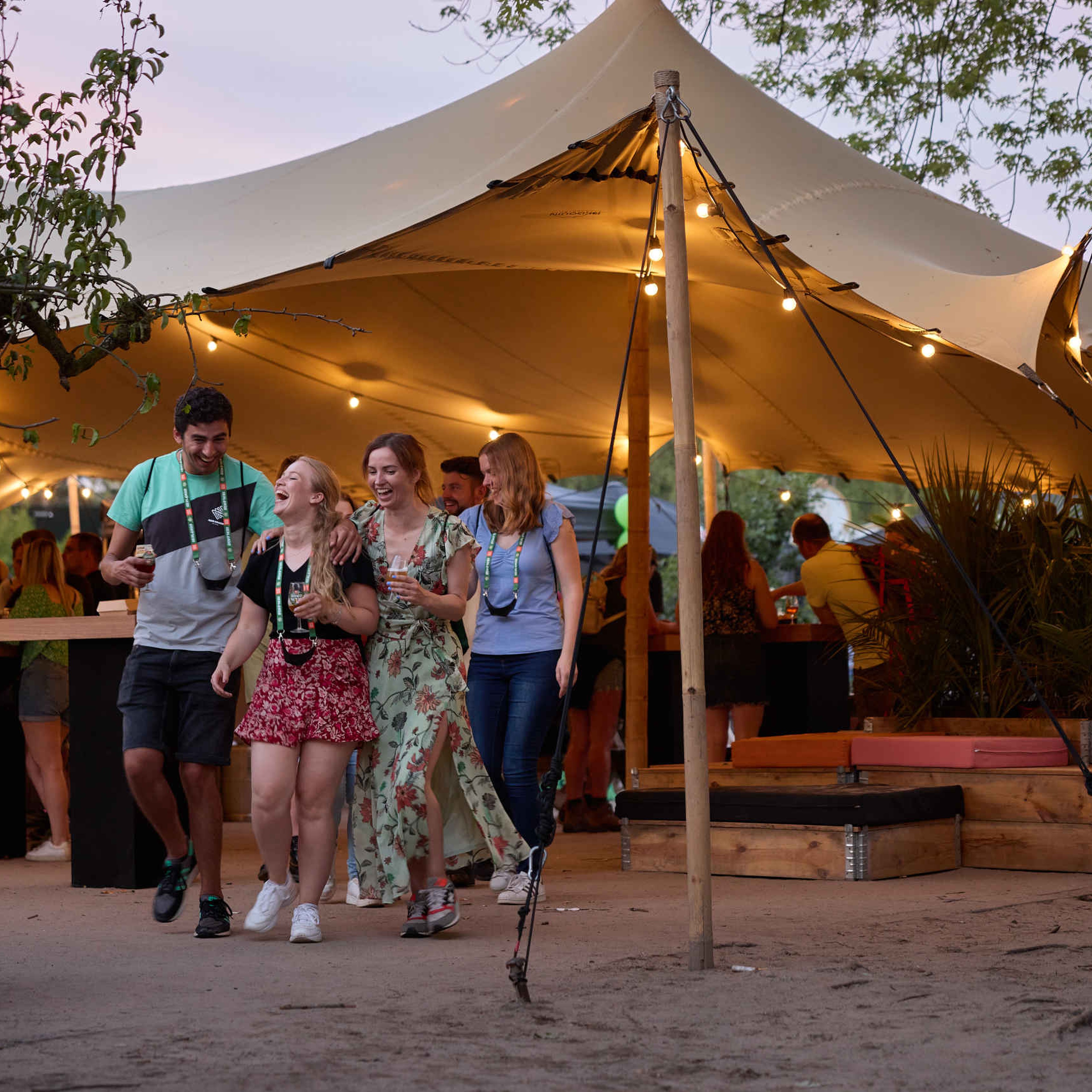 Vriendengroep loopt met en biertje tijdens Brew@theZoo in Safaripark Beekse Bergen
