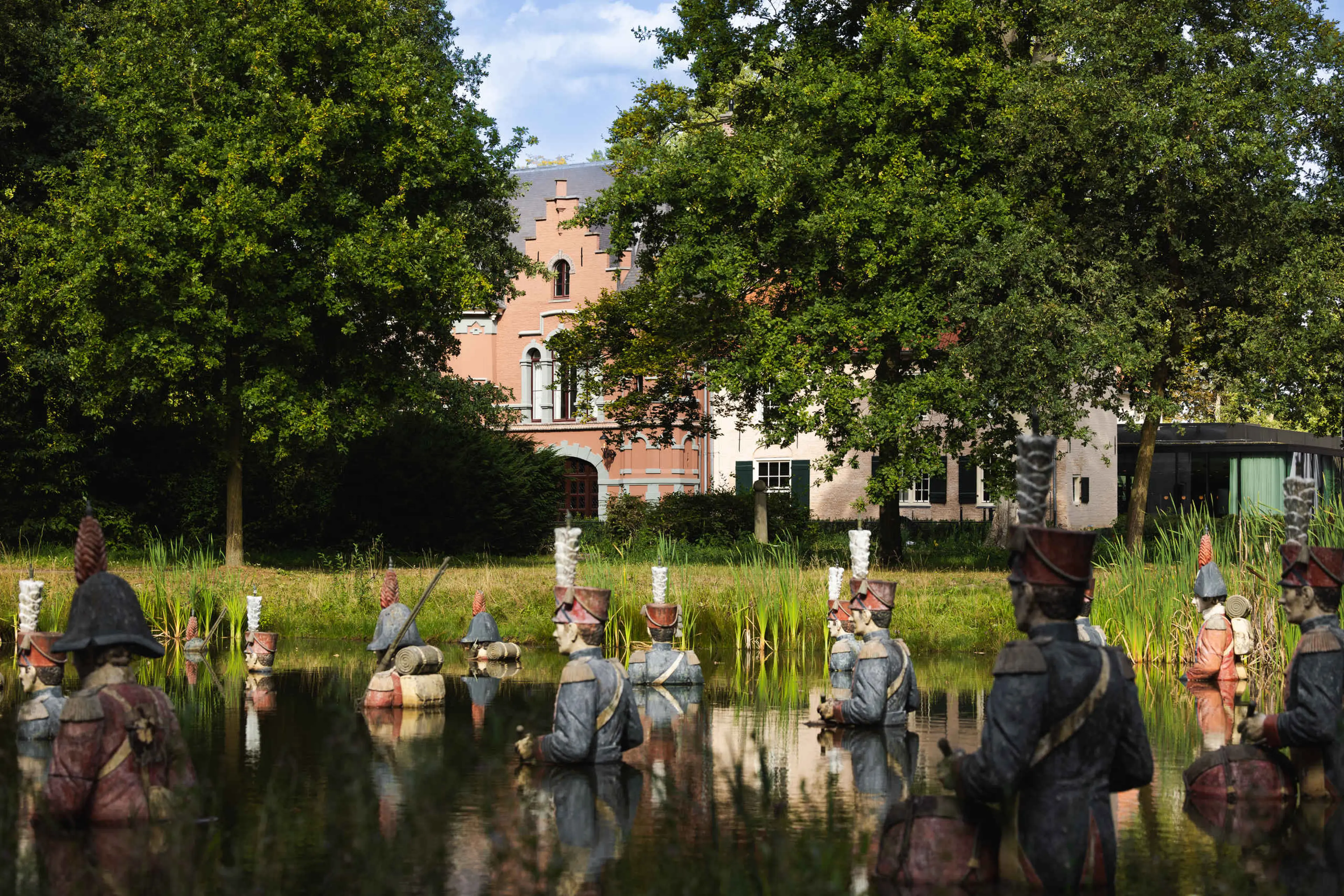 Uitzicht op de soldaatjes en het exterieur van Kasteel Steenenburg