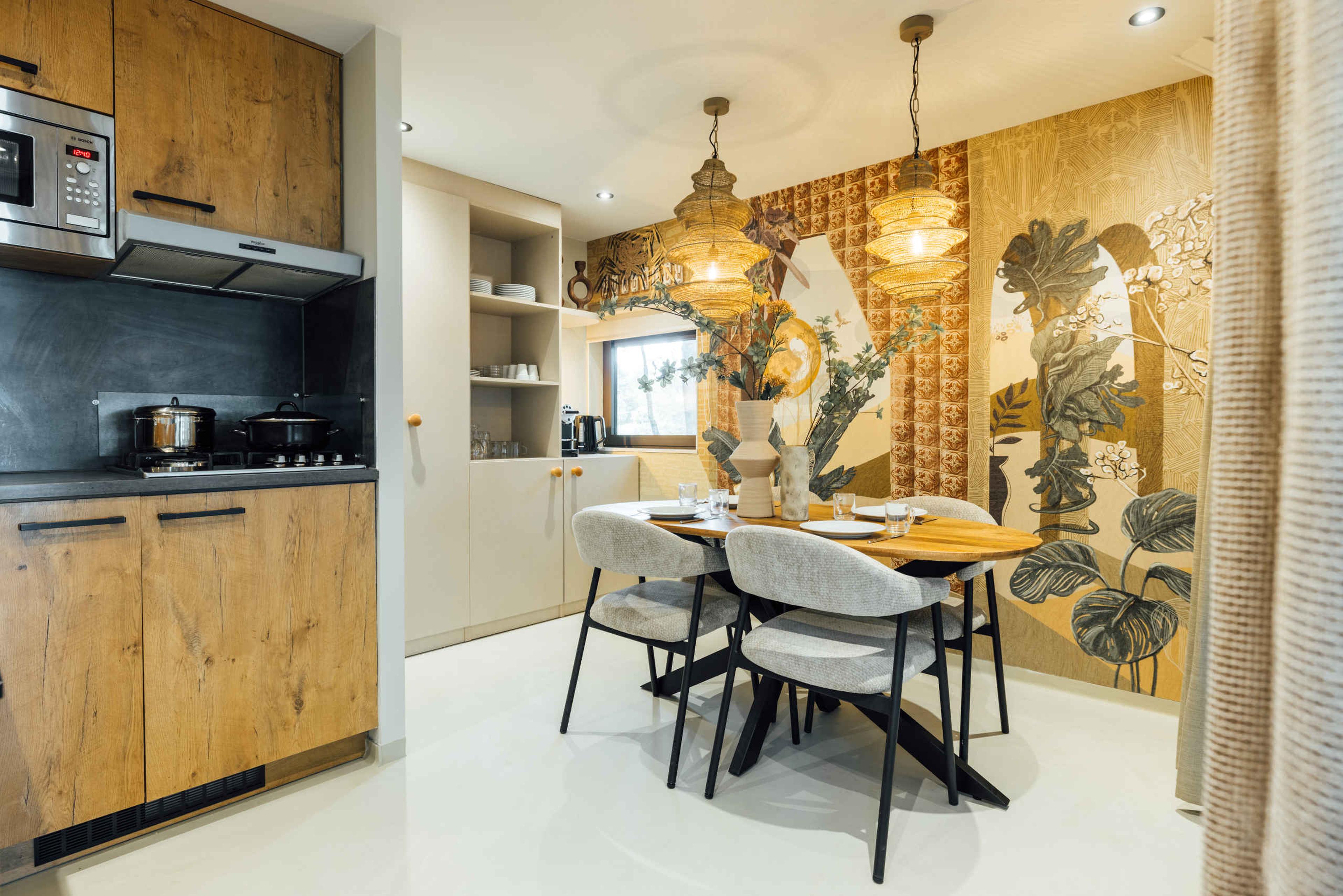 De keuken met eettafel in de Forest Jungalow op Lake Resort Beekse Bergen.