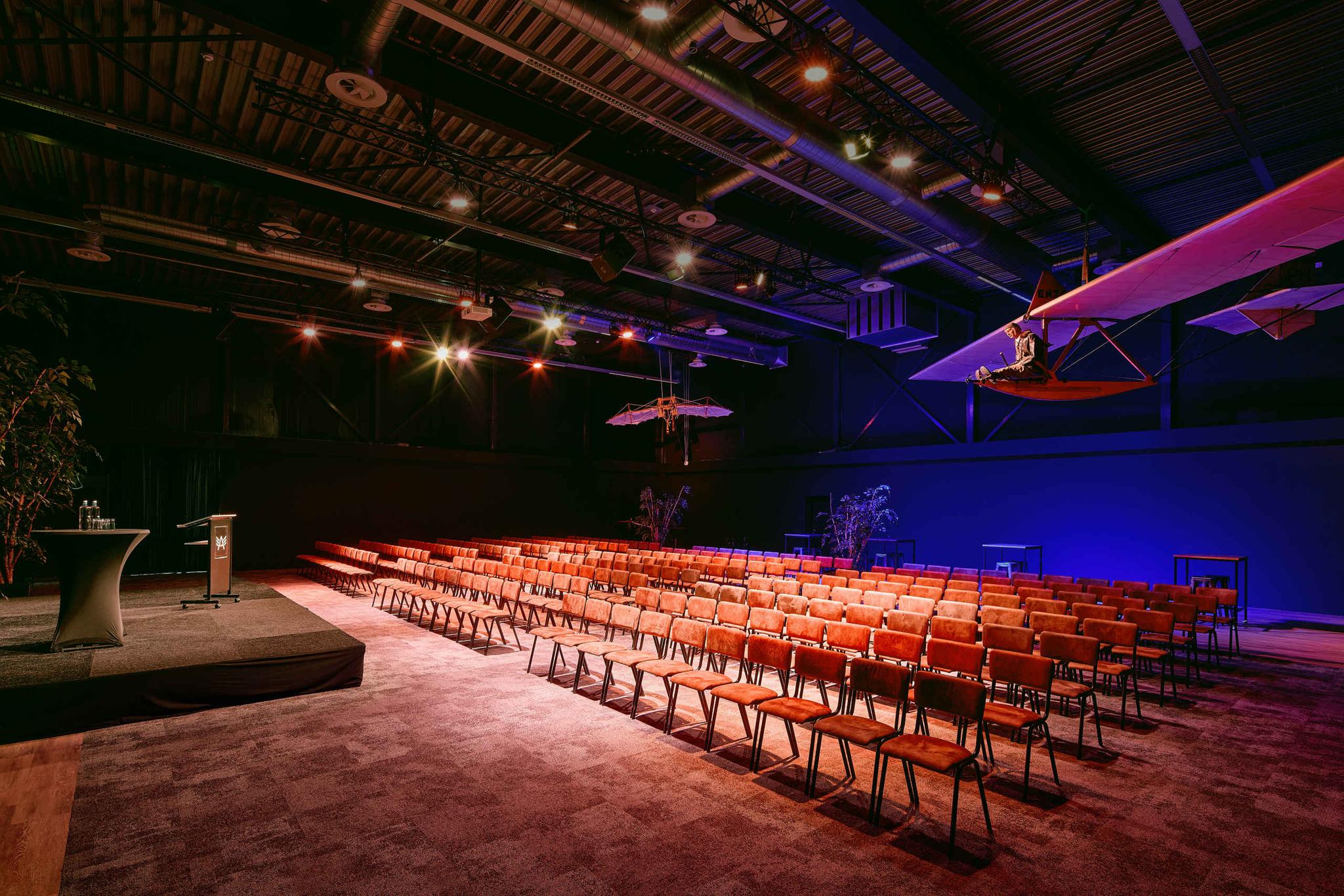 Congreszaal bij congreslocatie Luchtvaartmuseum Aviodrome