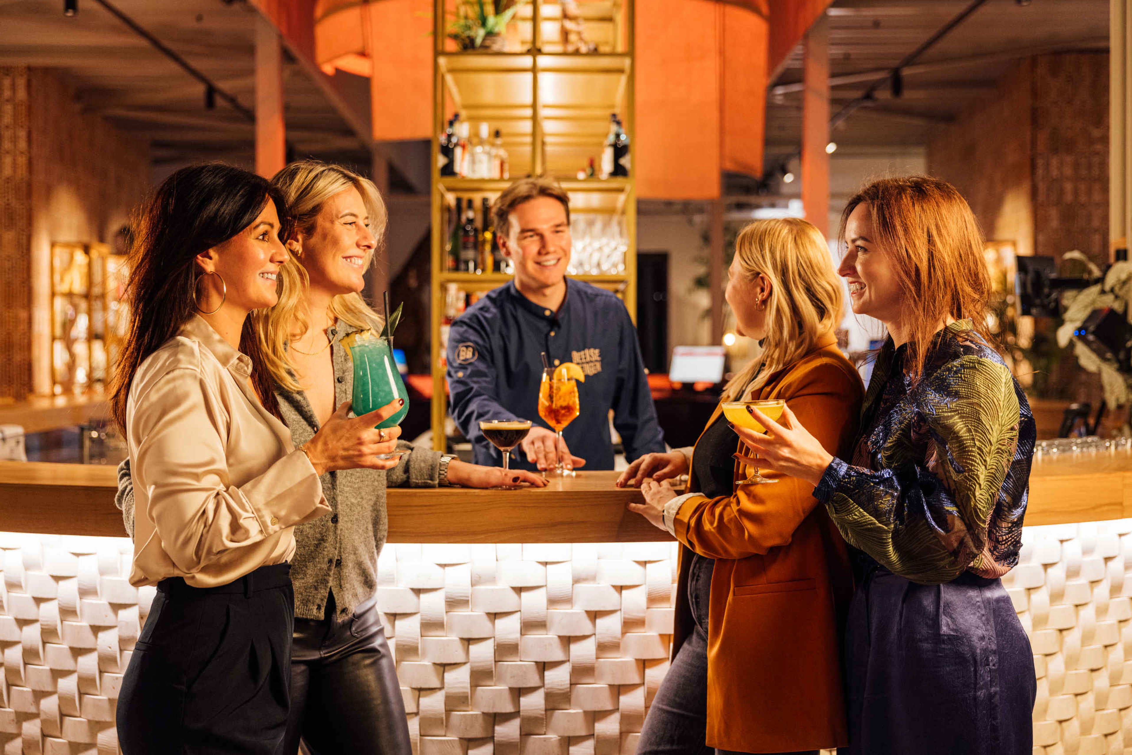 Collega's met cocktails tijdens een bedrijfsuitje bij Safari Hotel Beekse Bergen