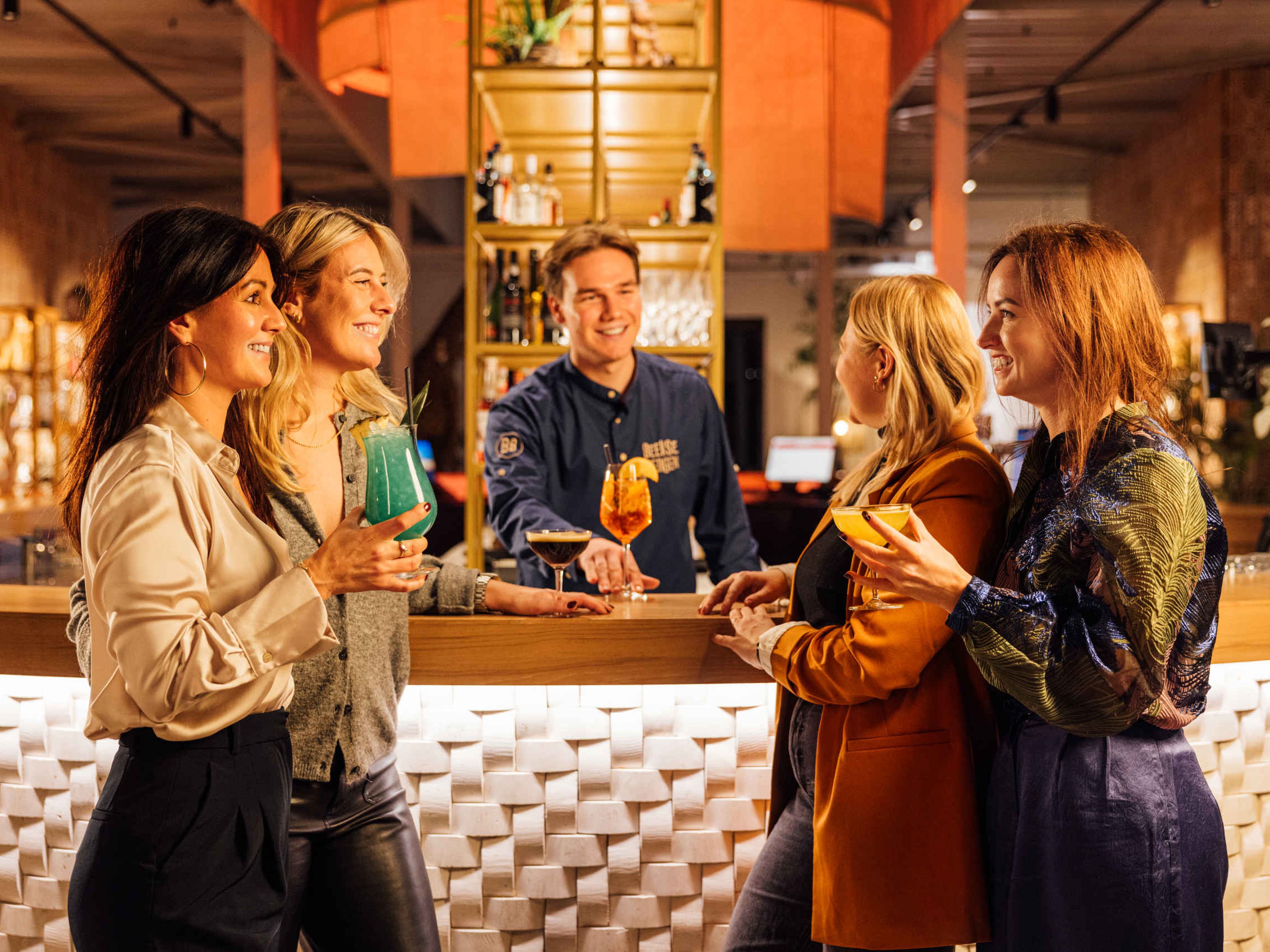 Collega's met cocktails tijdens een bedrijfsuitje bij Safari Hotel Beekse Bergen