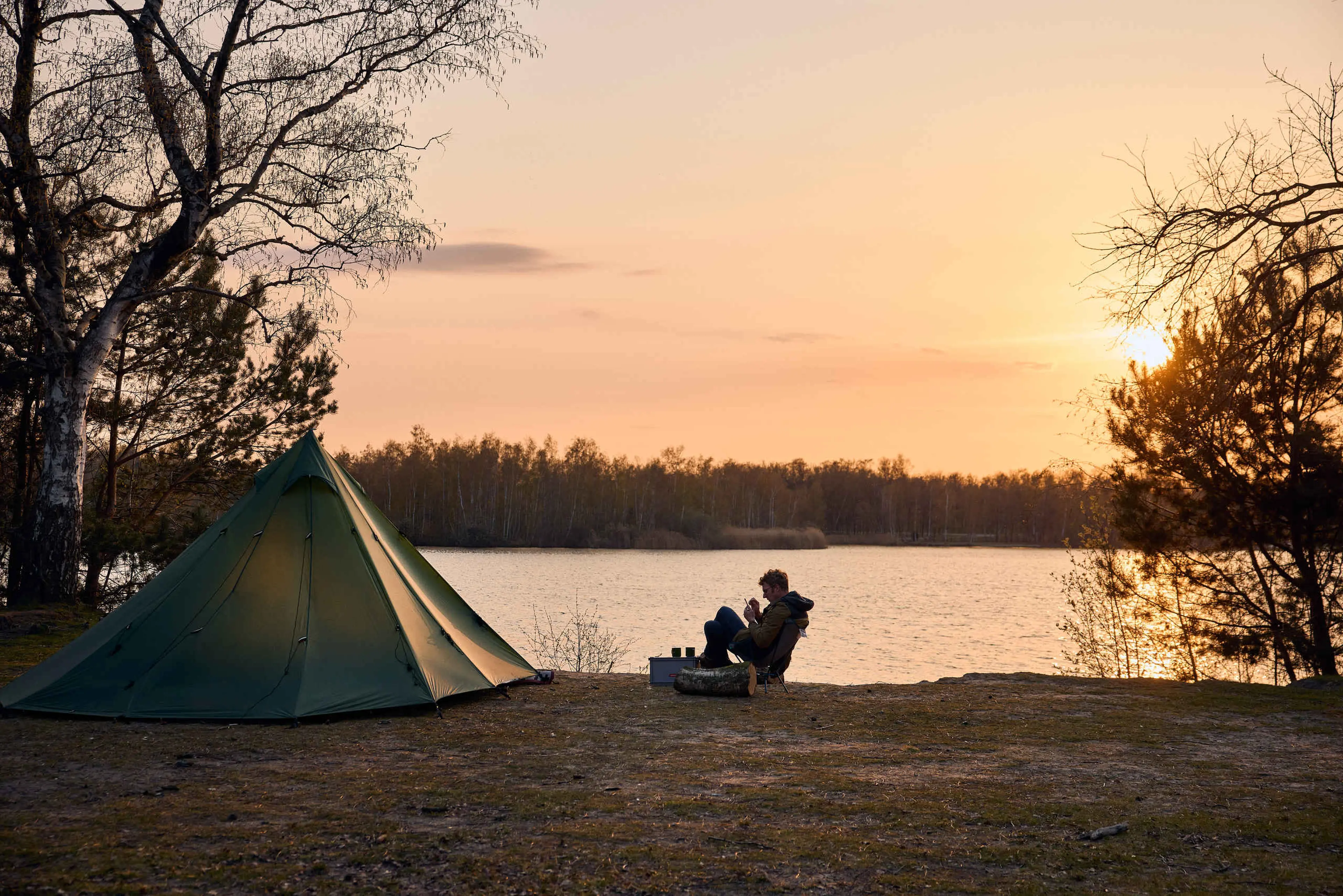 Zonsondergang bij Back2basic camping op Lake Resort Beekse Bergen
