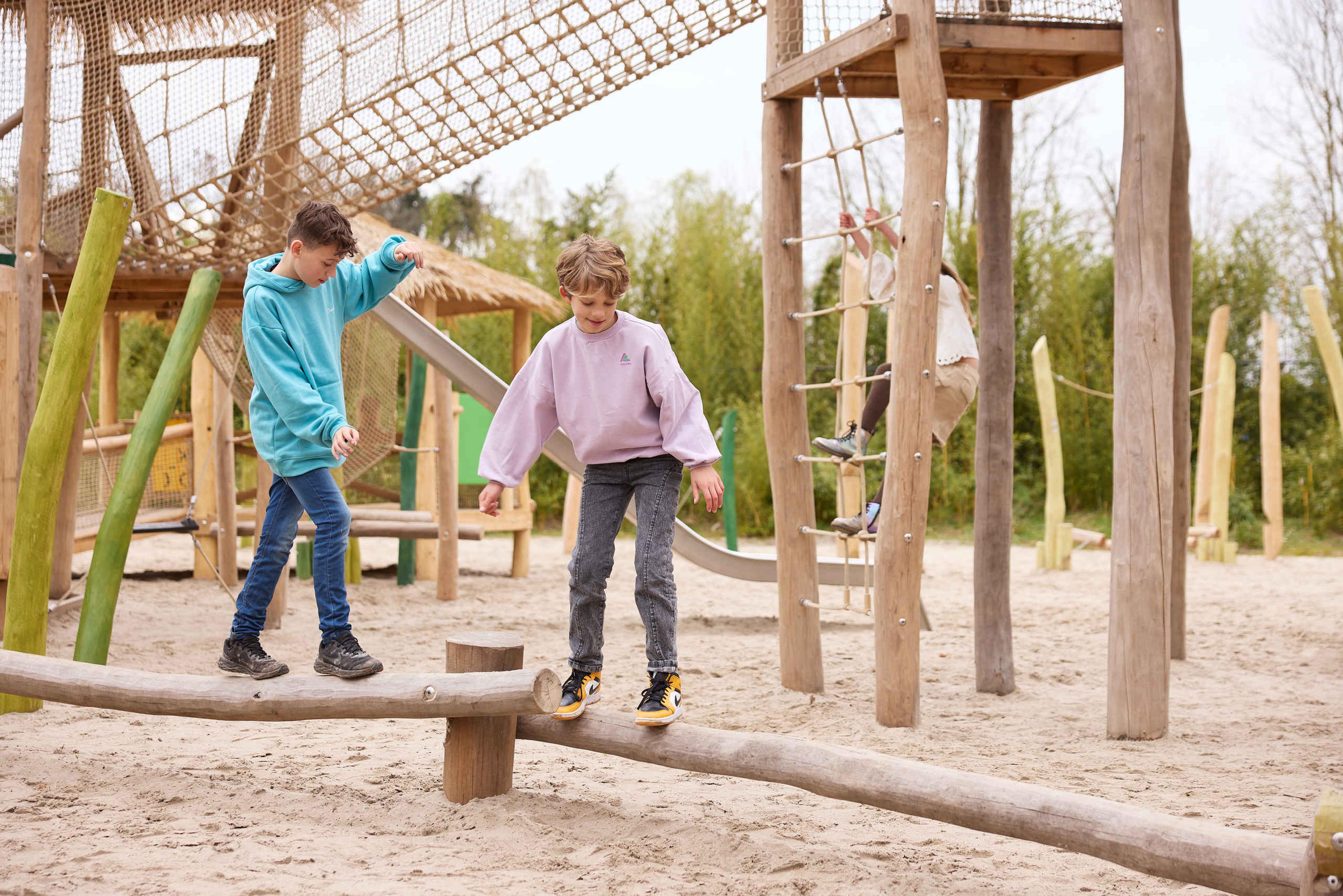 Jongens in speeltuin op evenwichtsbalk ZooParc Overloon