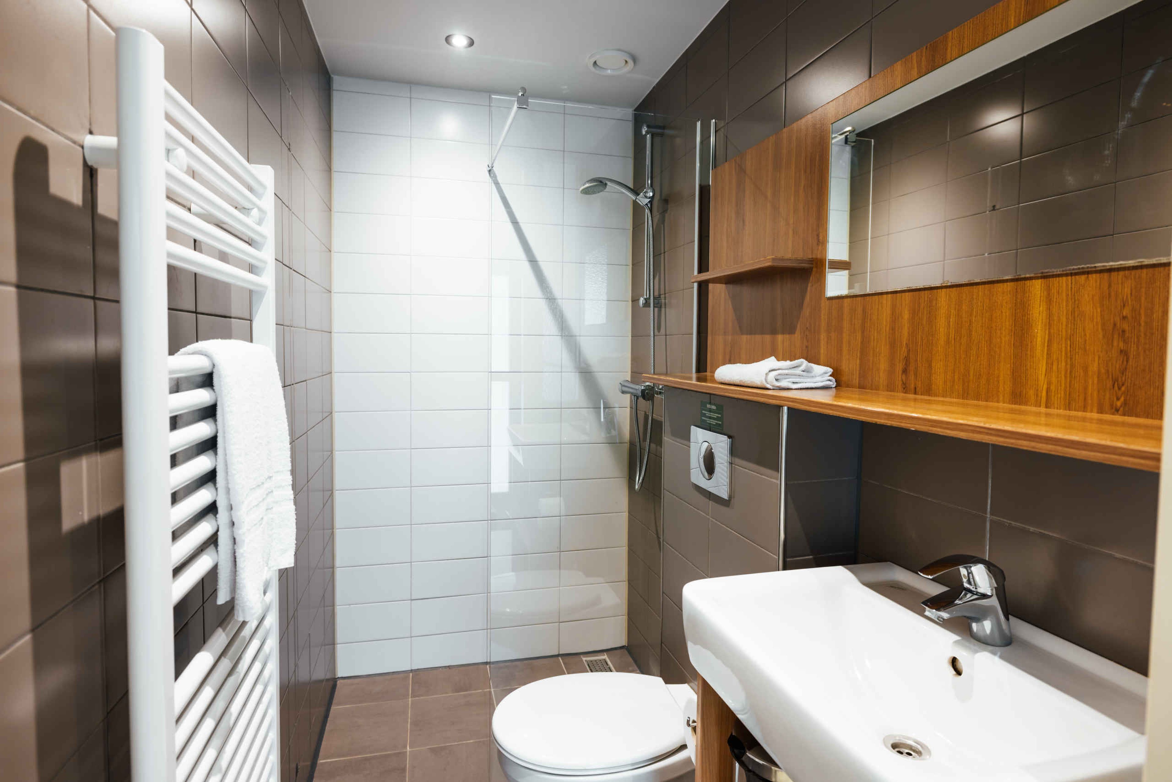 De badkamer in de Forest Jungalow op Lake Resort Beekse Bergen.