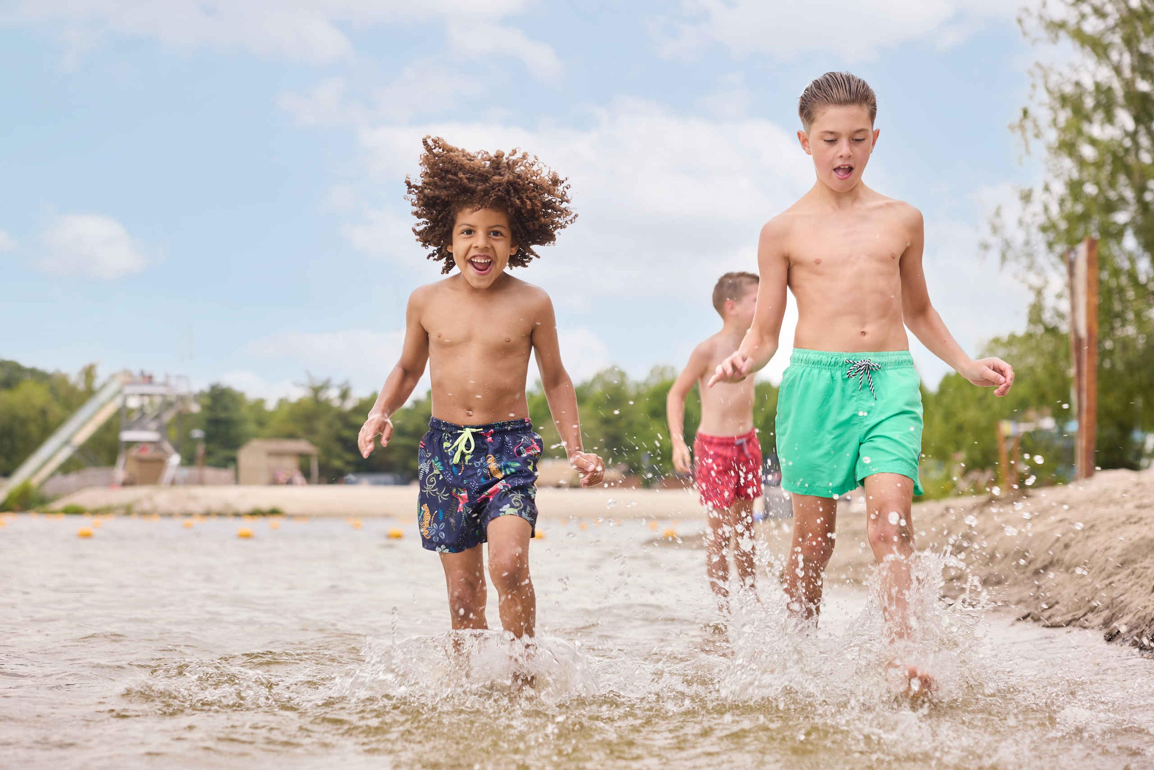 Kinderen rennen in water op het strand van Speelland Beekse Bergen