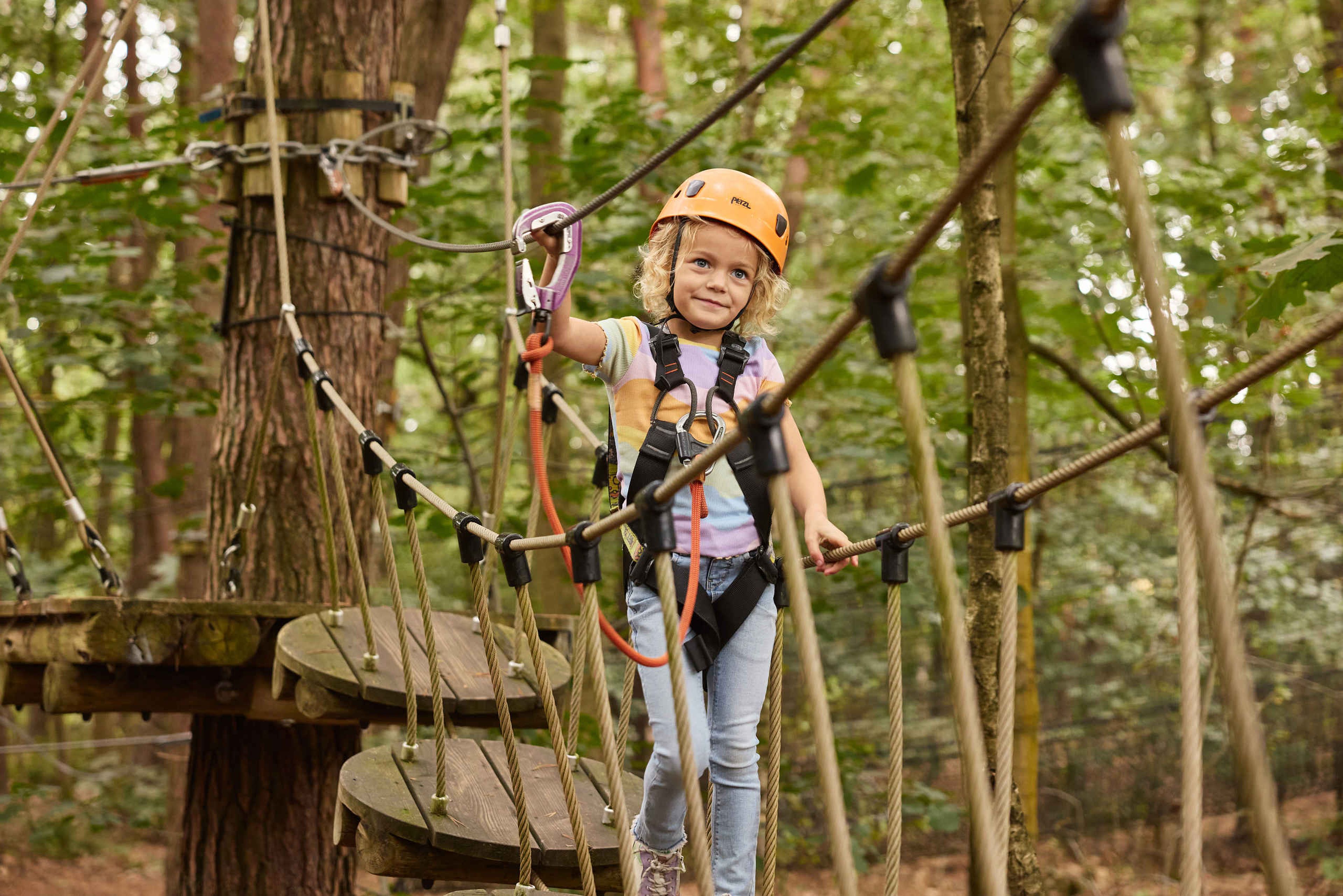 Een meisje klimt op het pico parcours bij Klimrijk Brabant.