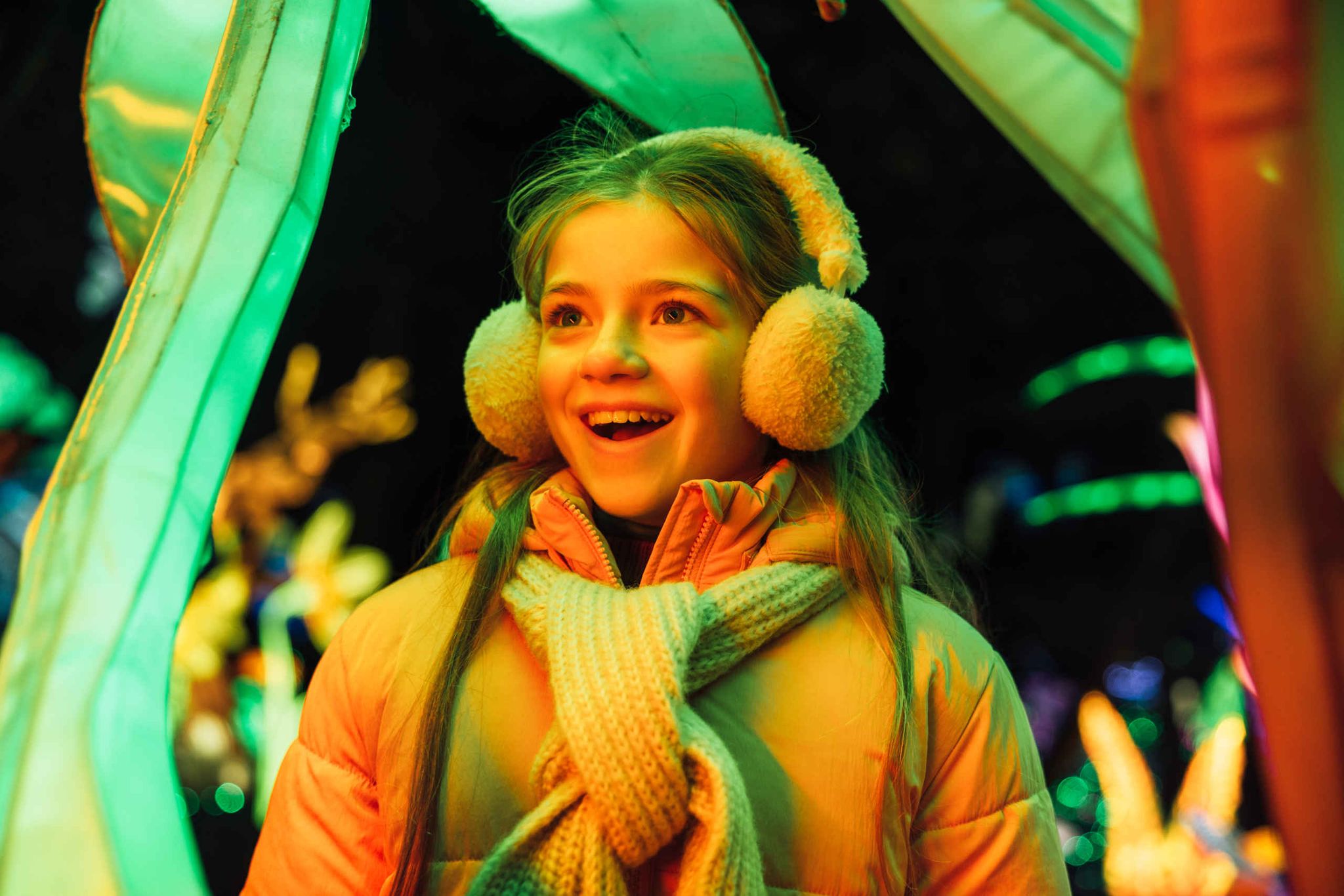 Meisje close-up bij lichtfiguren tijdens Light Safari Beekse Bergen