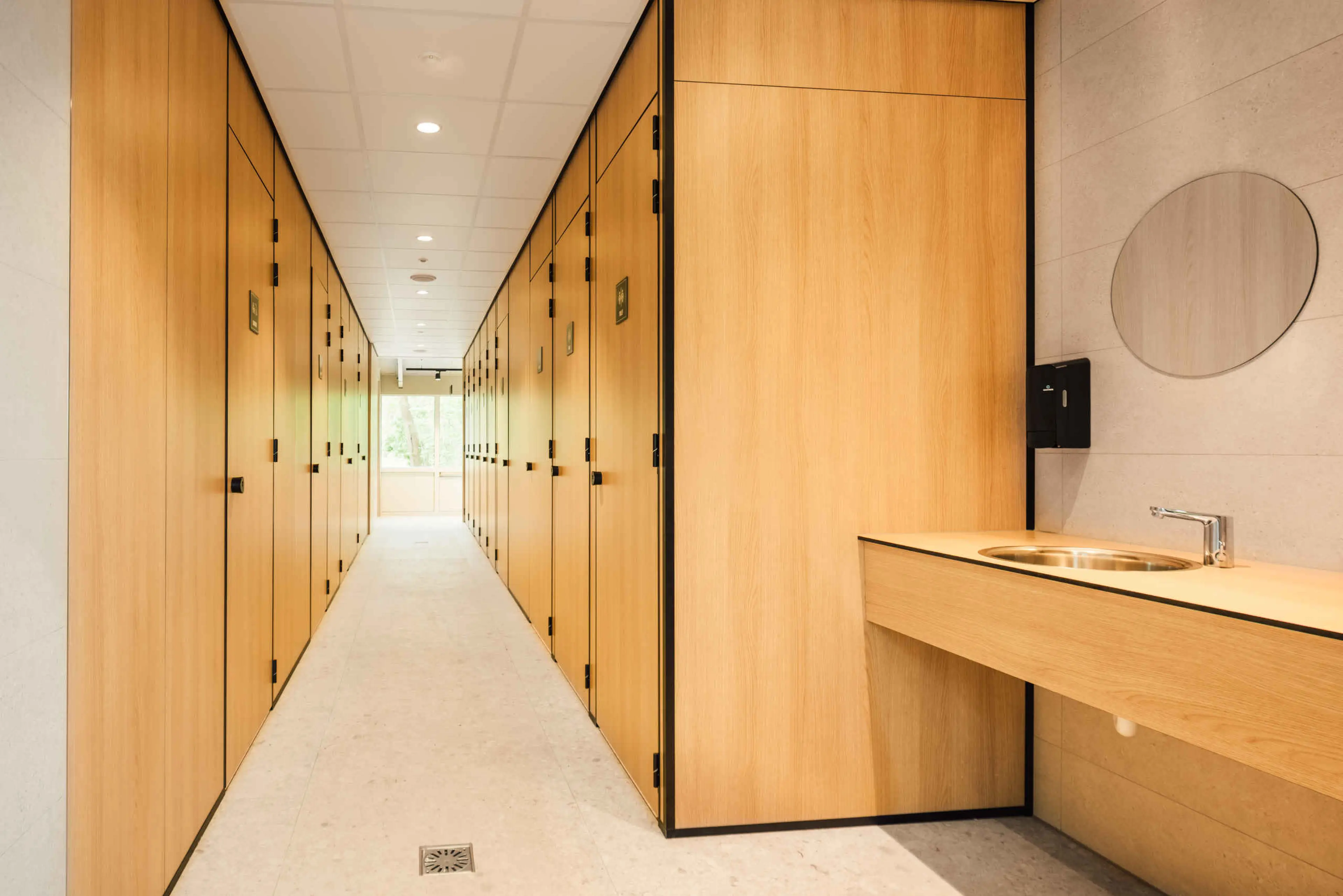 Toiletten in sanitairgebouw op de camping van Lake Resort Beekse Bergen